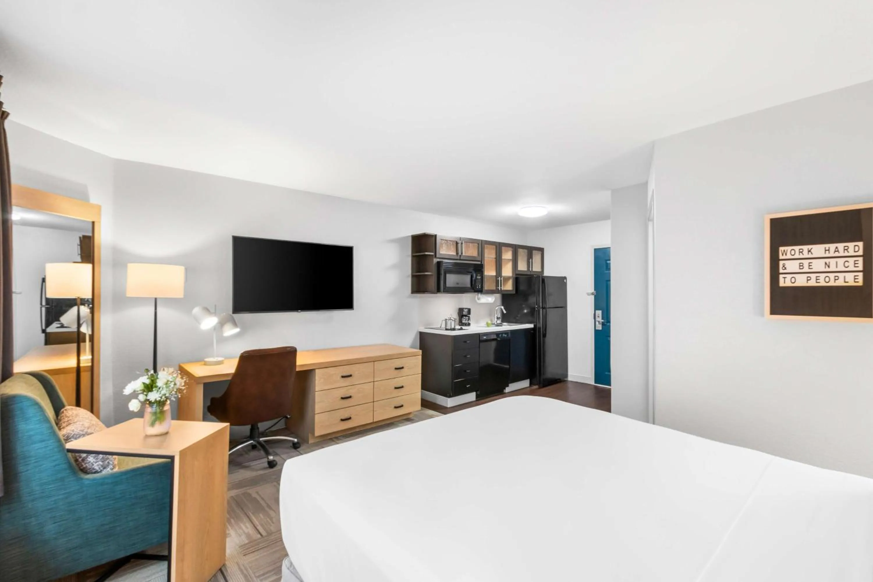Photo of the whole room, Bed in Sonesta Simply Suites Austin South