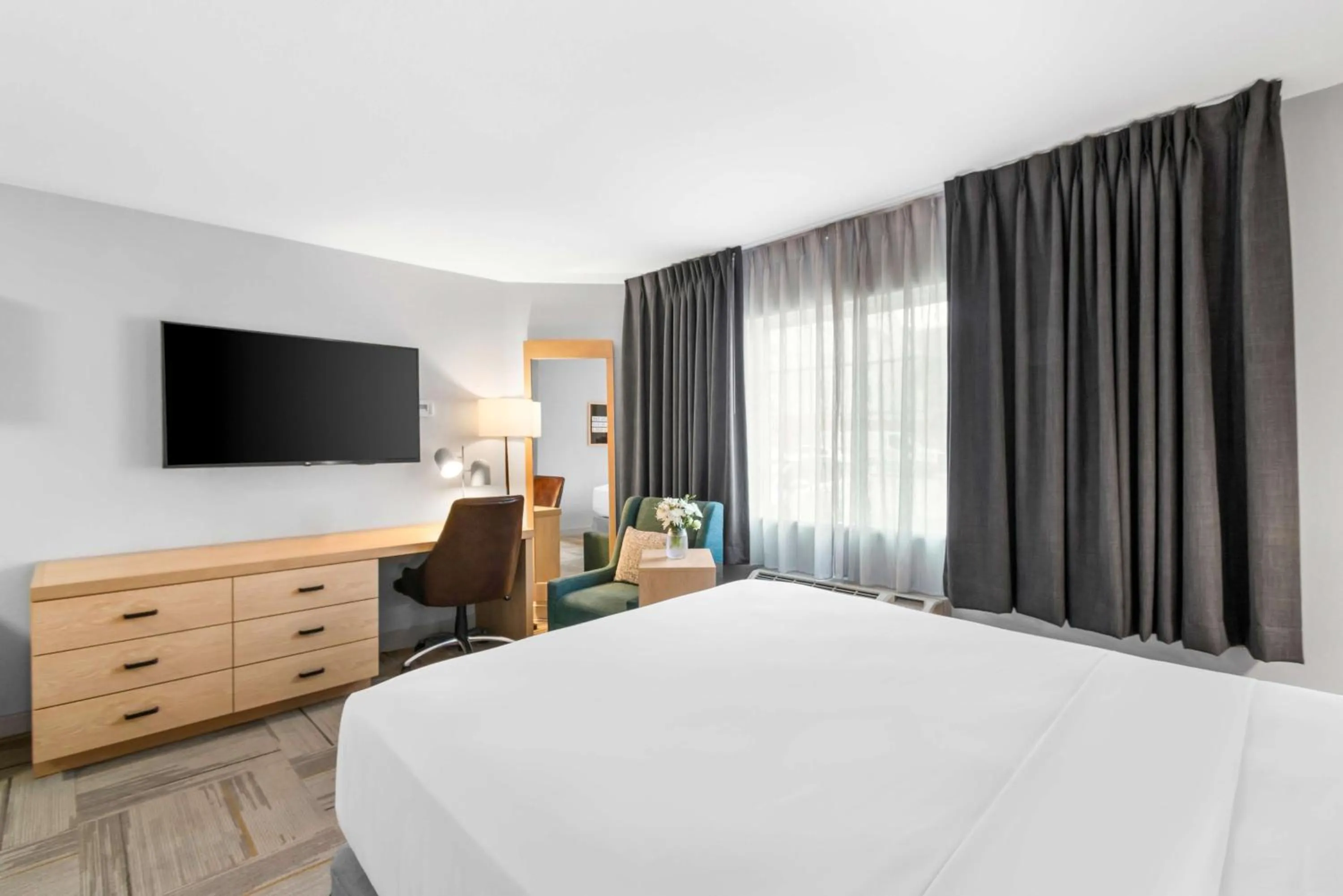 Photo of the whole room, Bed in Sonesta Simply Suites Austin South