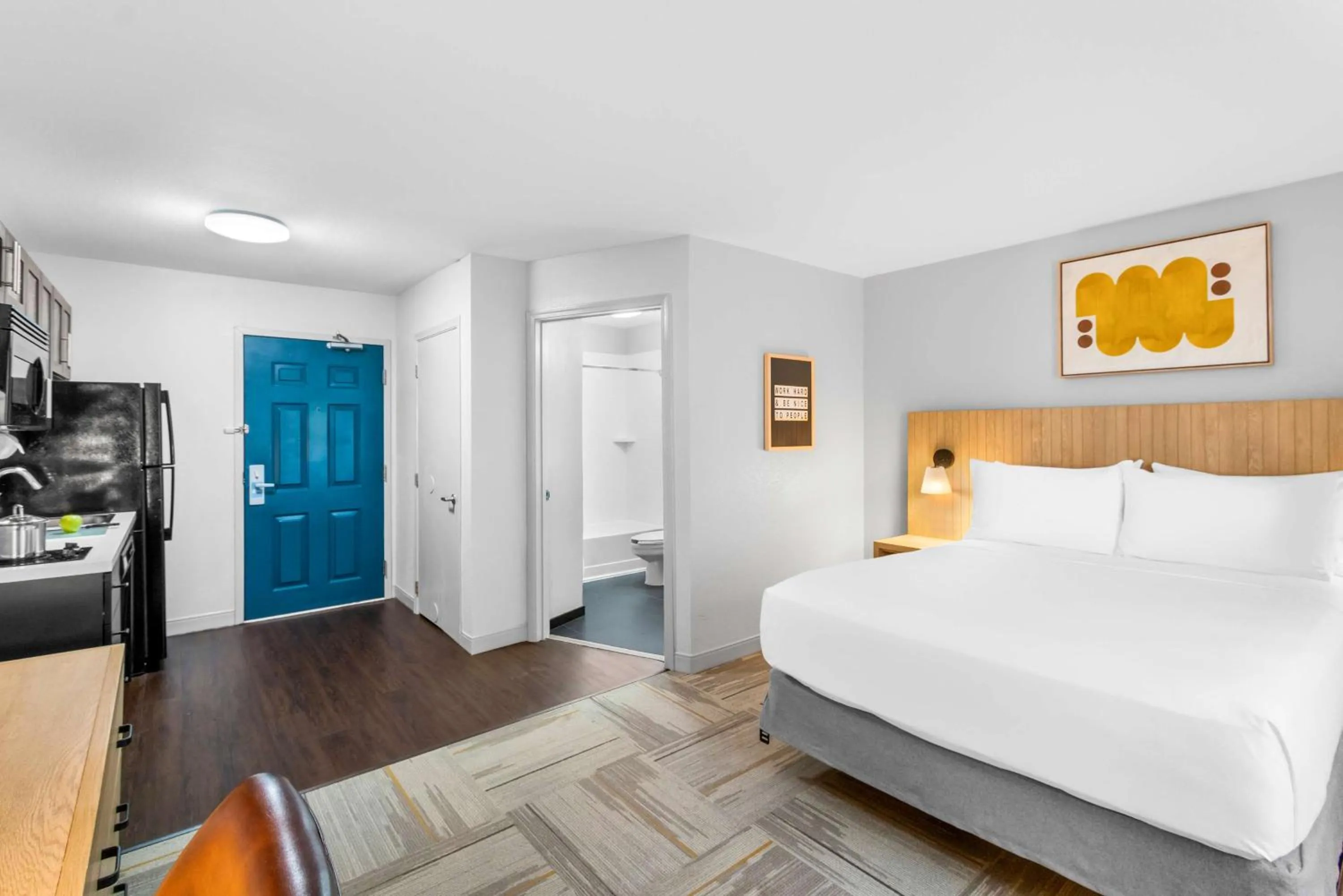 Photo of the whole room, Bed in Sonesta Simply Suites Austin South