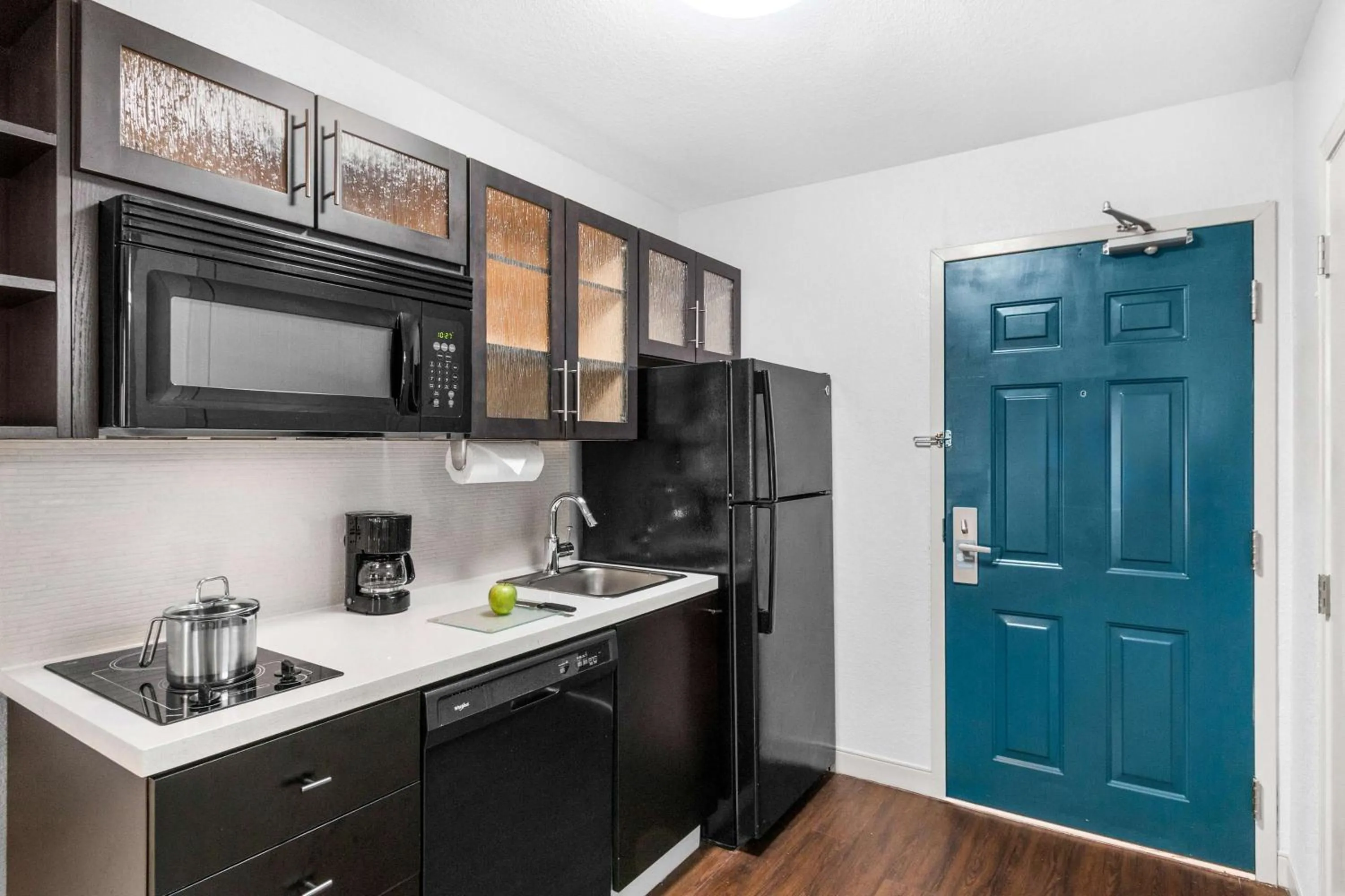 Kitchen or kitchenette in Sonesta Simply Suites Austin South