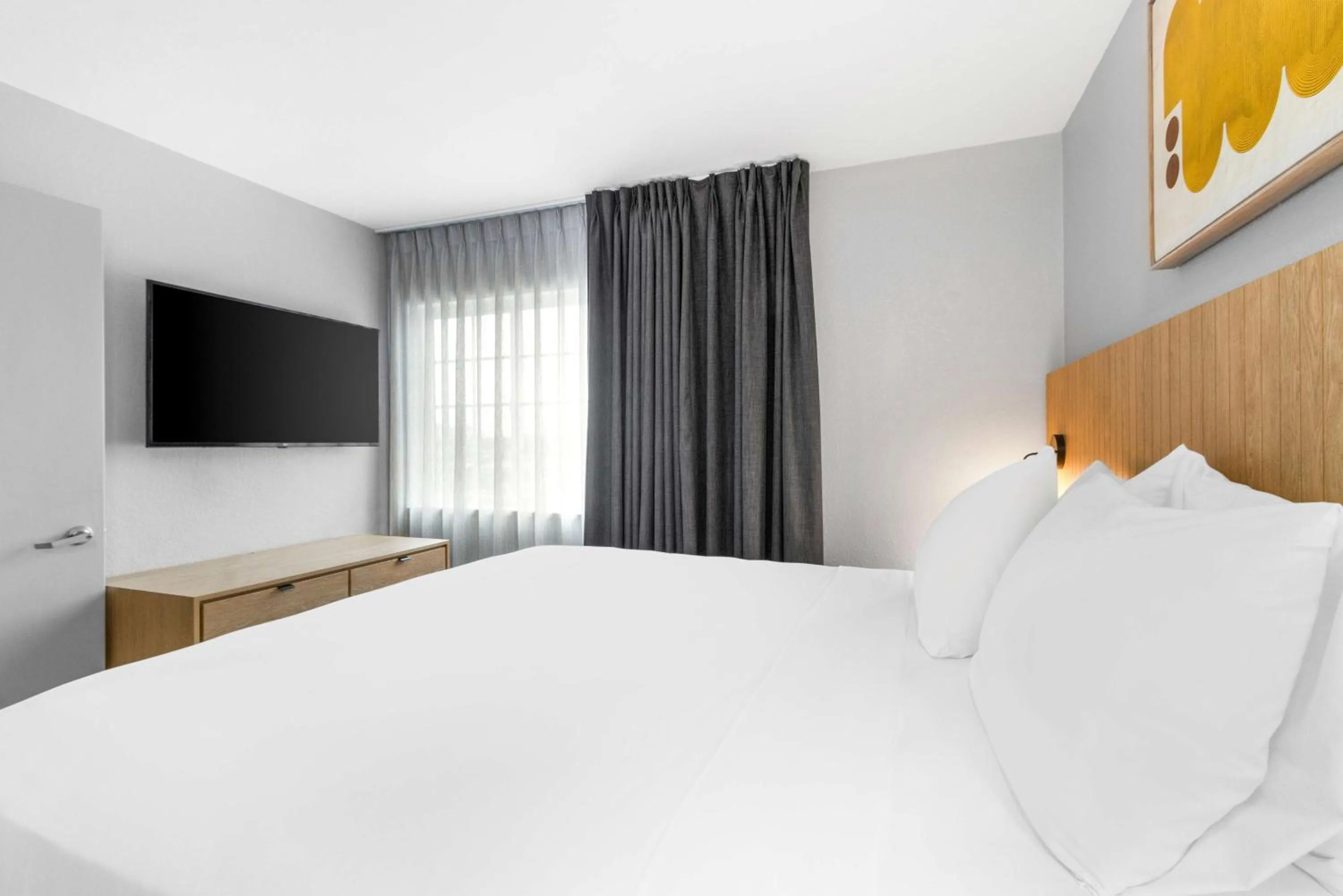 Photo of the whole room, Bed in Sonesta Simply Suites Austin South