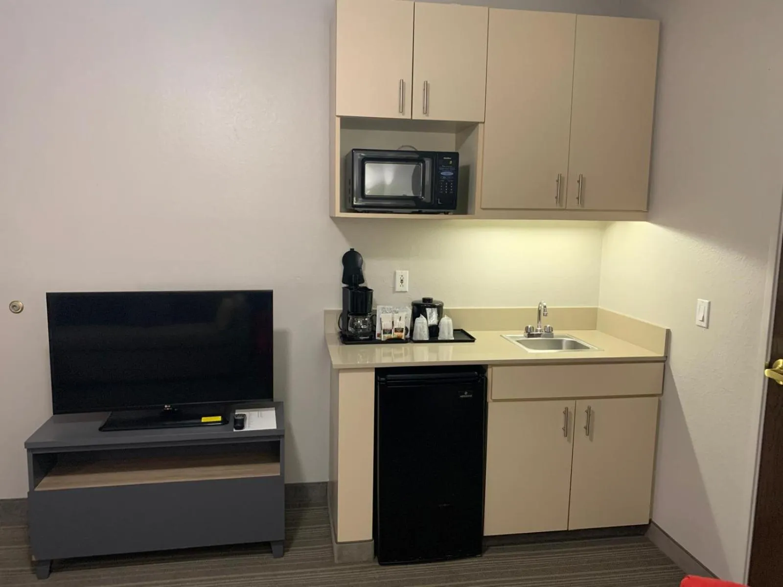 Kitchen or kitchenette in Country Inn & Suites by Radisson, Austin North Pflugerville , TX