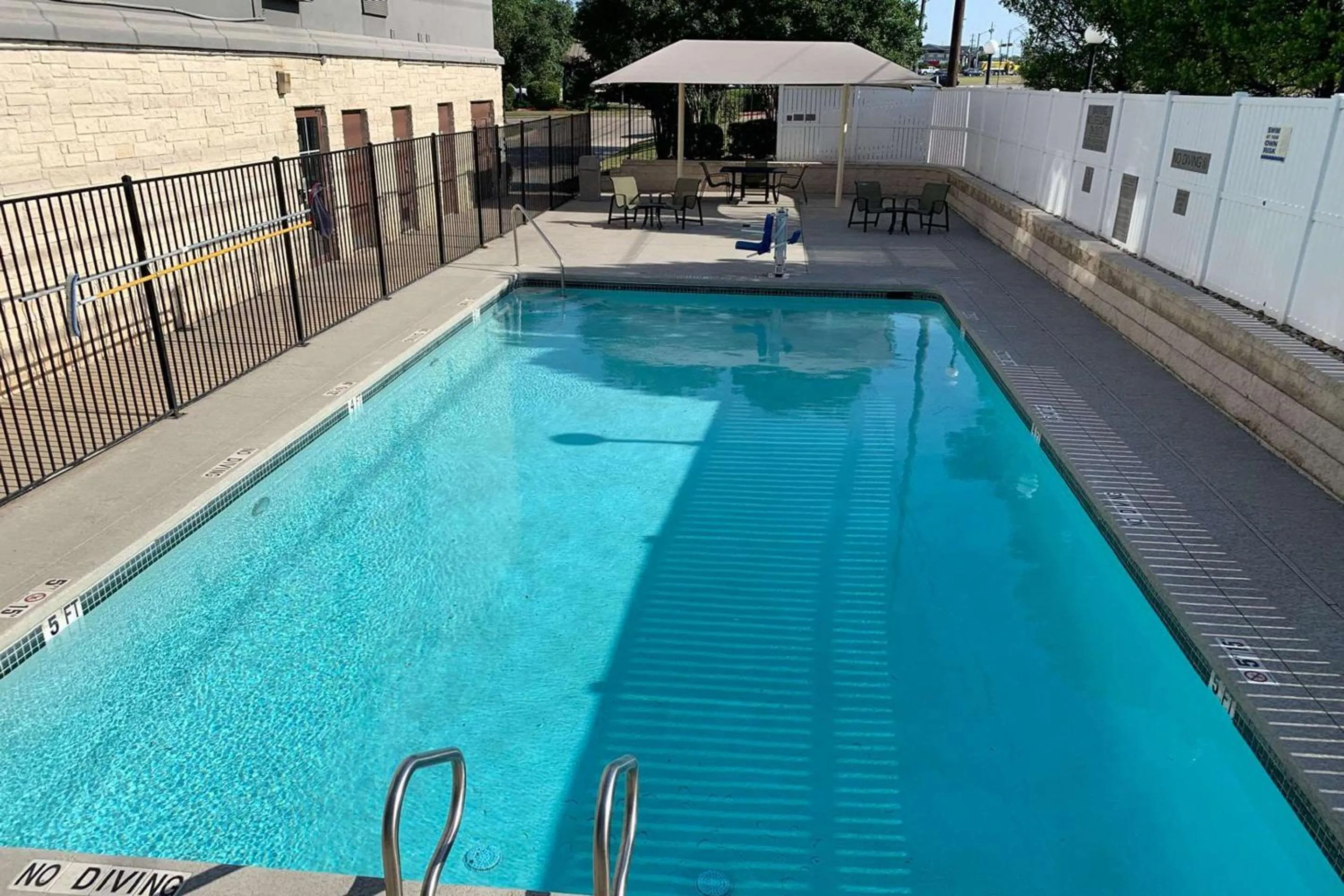 Swimming pool in Country Inn & Suites by Radisson, Austin North Pflugerville , TX