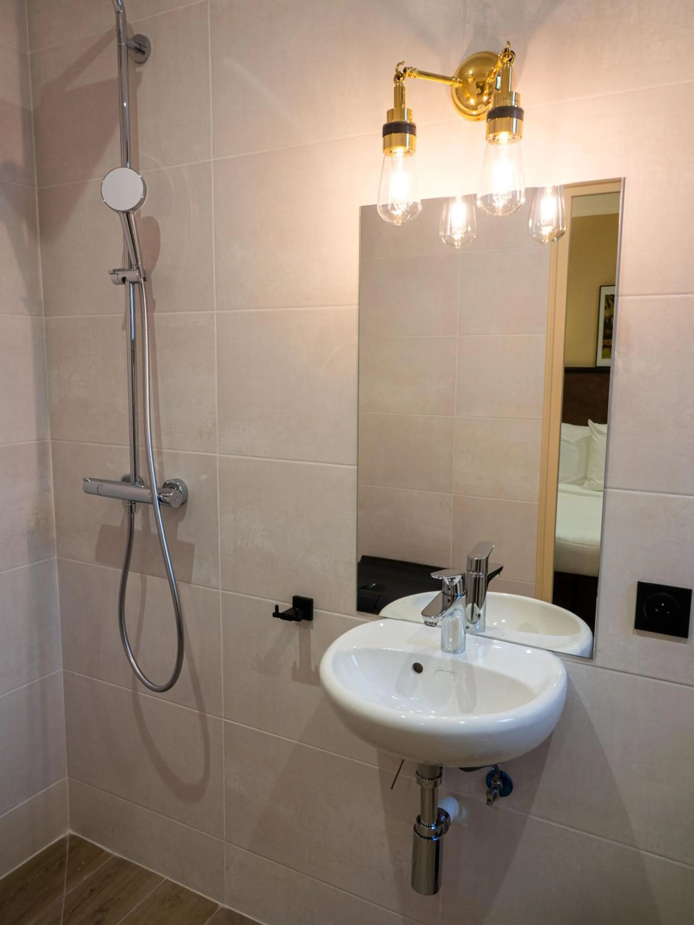 Shower in La Maison Montparnasse