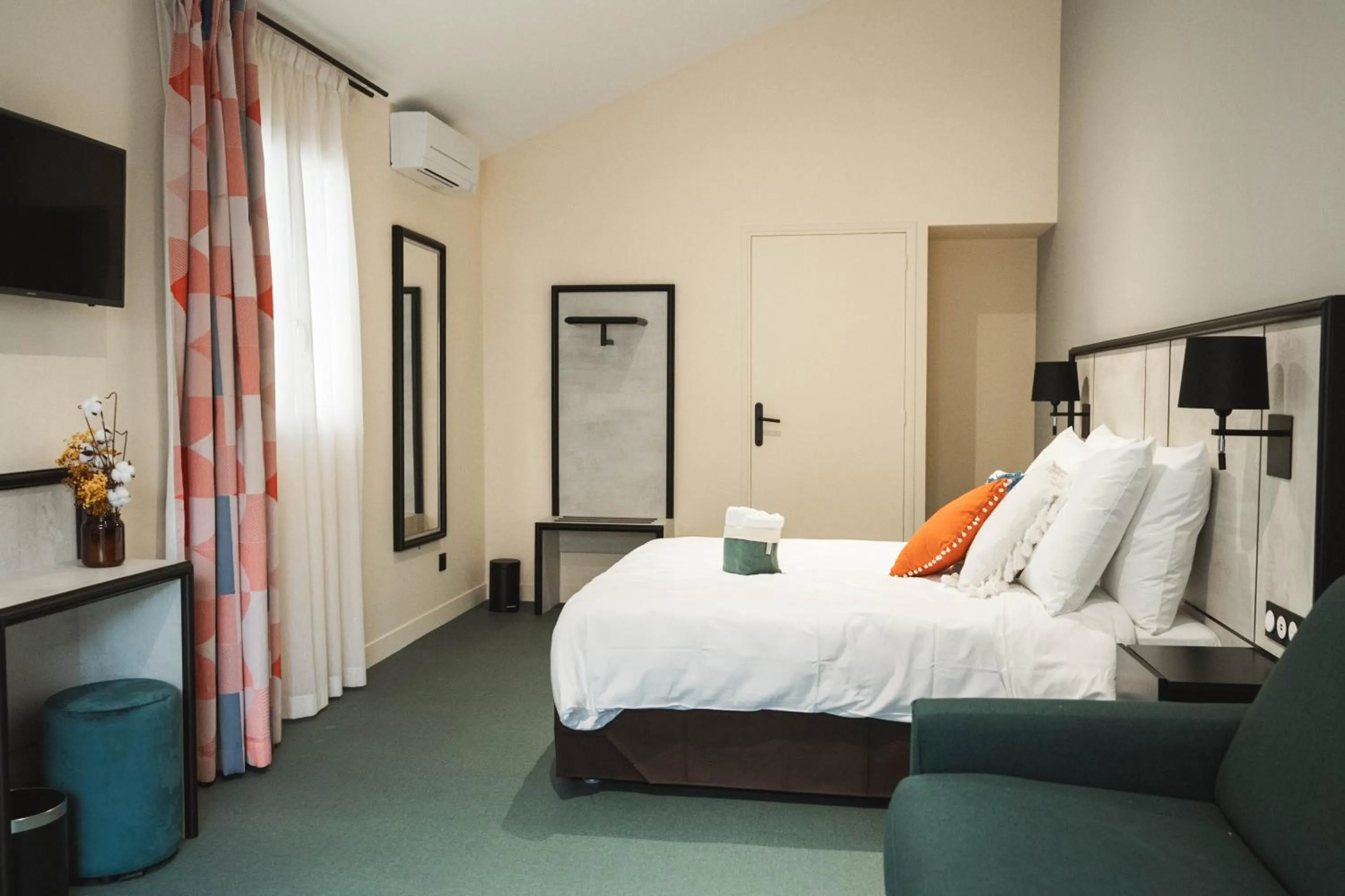 Bed in La Maison Montparnasse