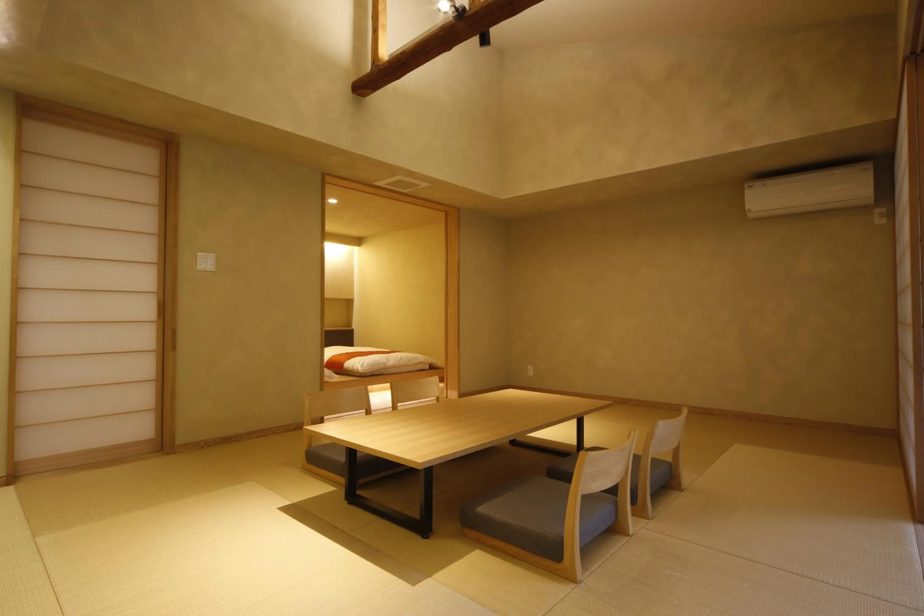 Photo of the whole room in Hinatamikan