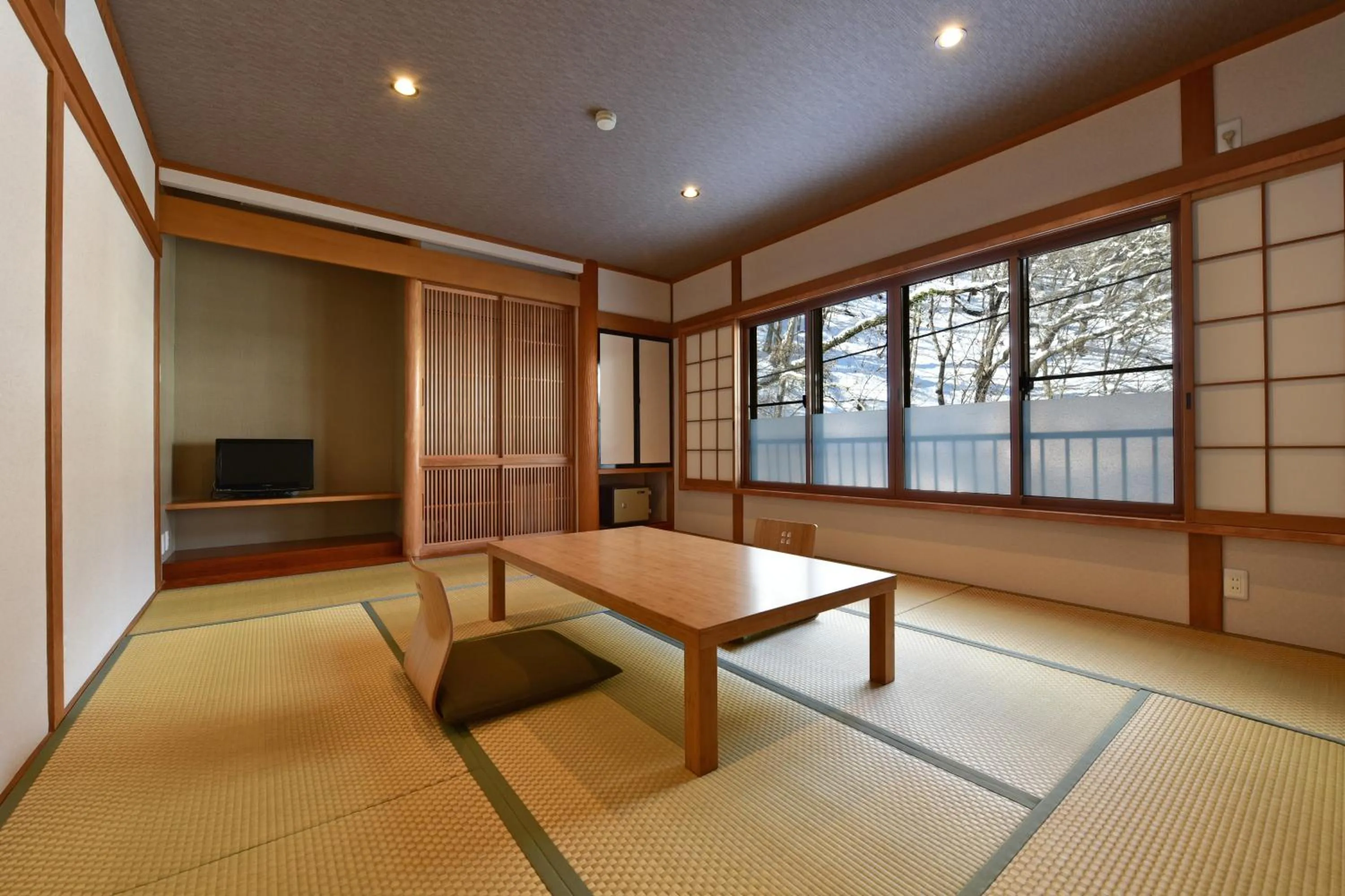 Photo of the whole room in Hinatamikan