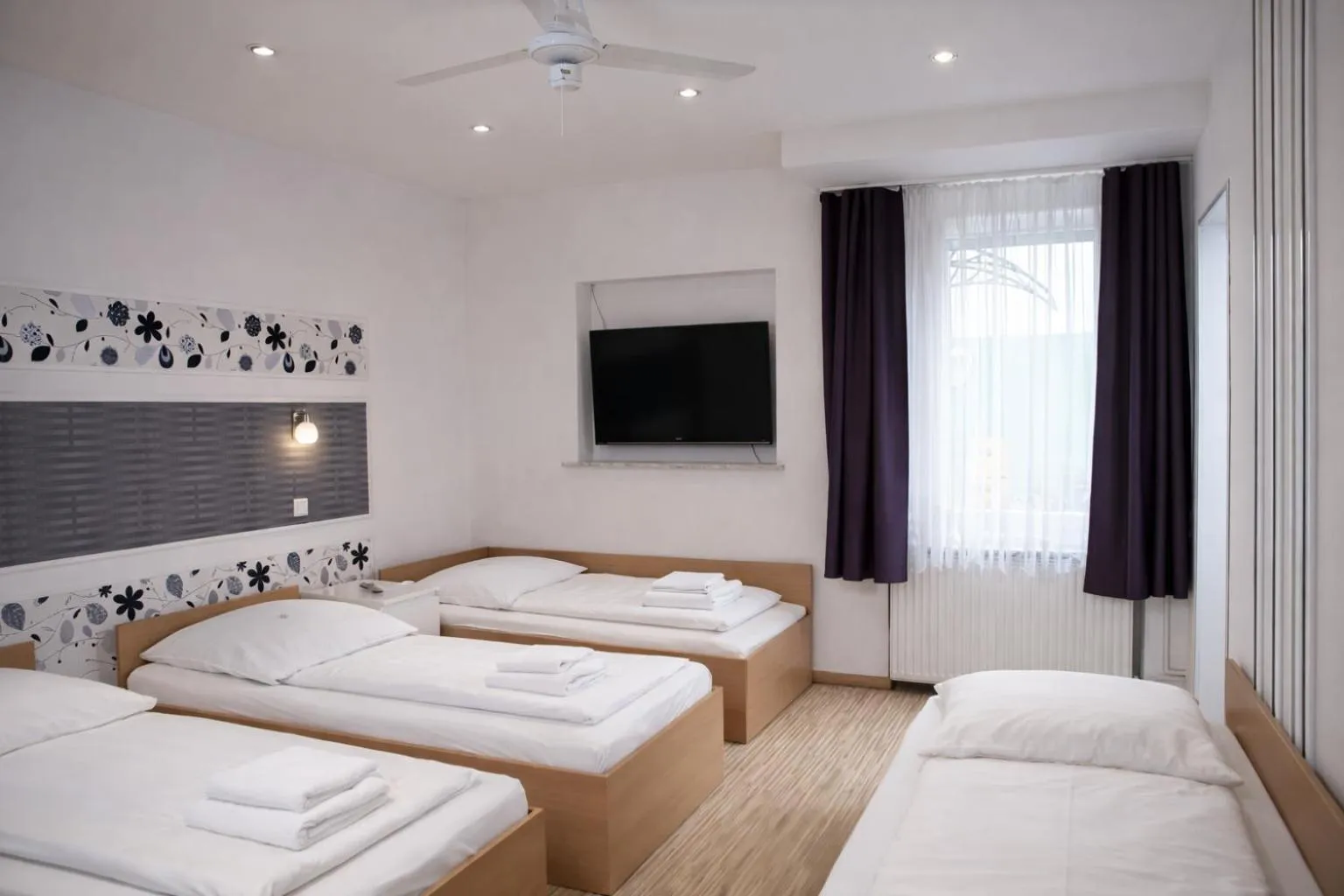 Photo of the whole room, Bed in Pension Central Nuernberg-Fuerth