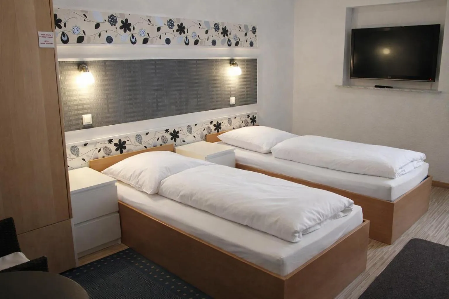 Photo of the whole room, Bed in Pension Central Nuernberg-Fuerth