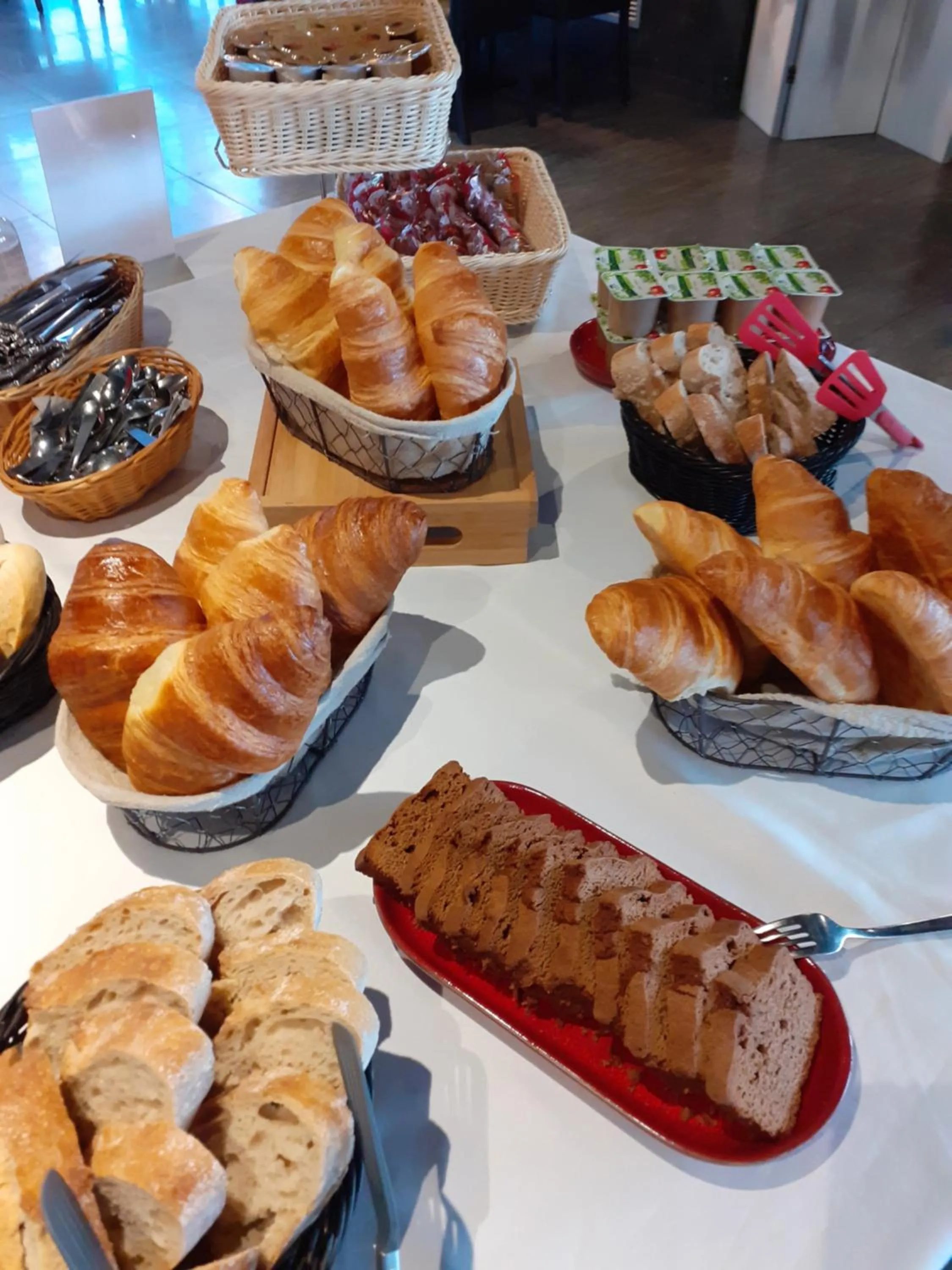 Buffet breakfast in Fasthotel Montmarault