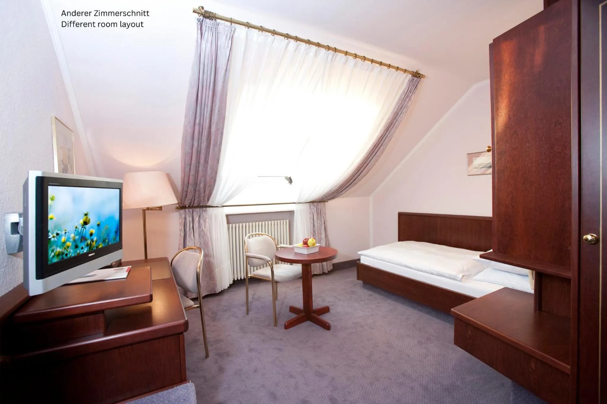 Photo of the whole room, Bed in Leine Hotel