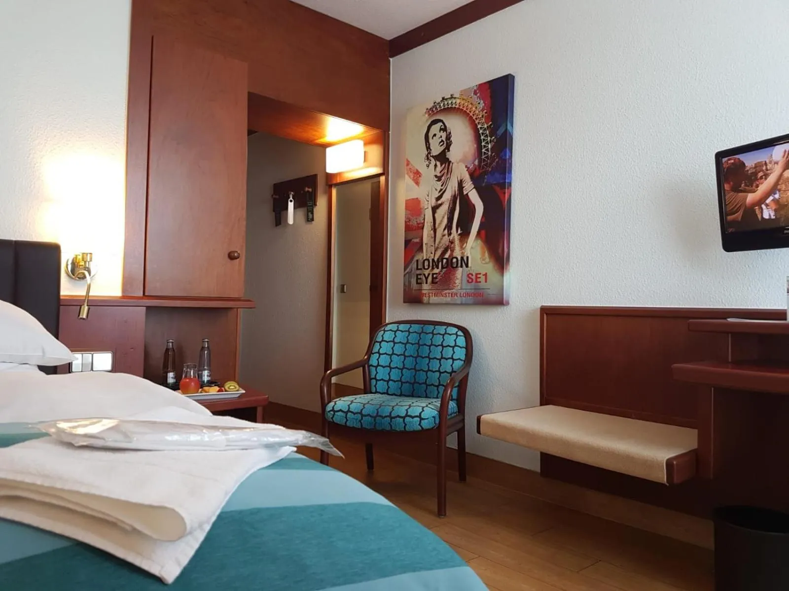 Photo of the whole room, Bed in Leine Hotel