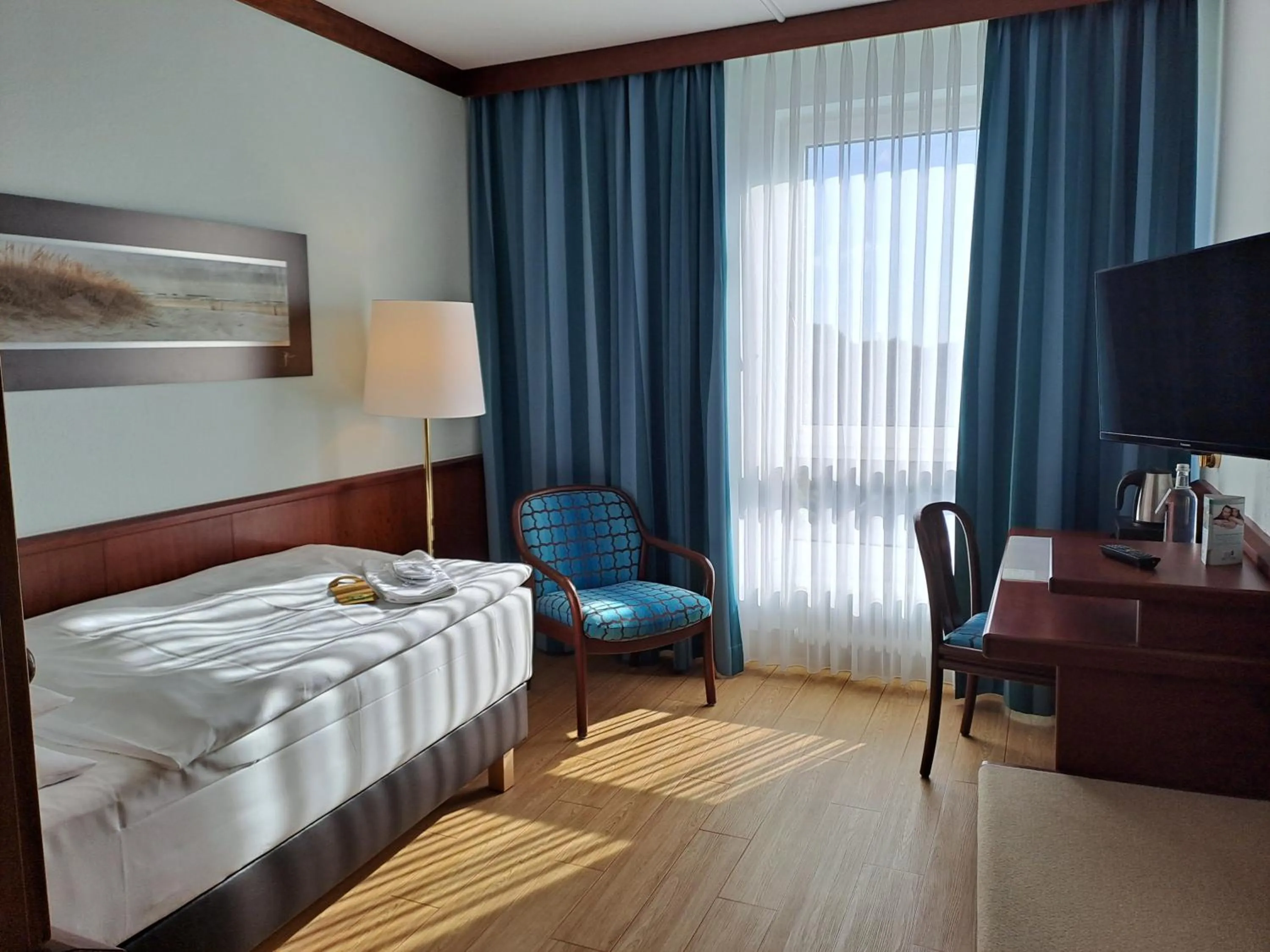 Photo of the whole room, Bed in Leine Hotel