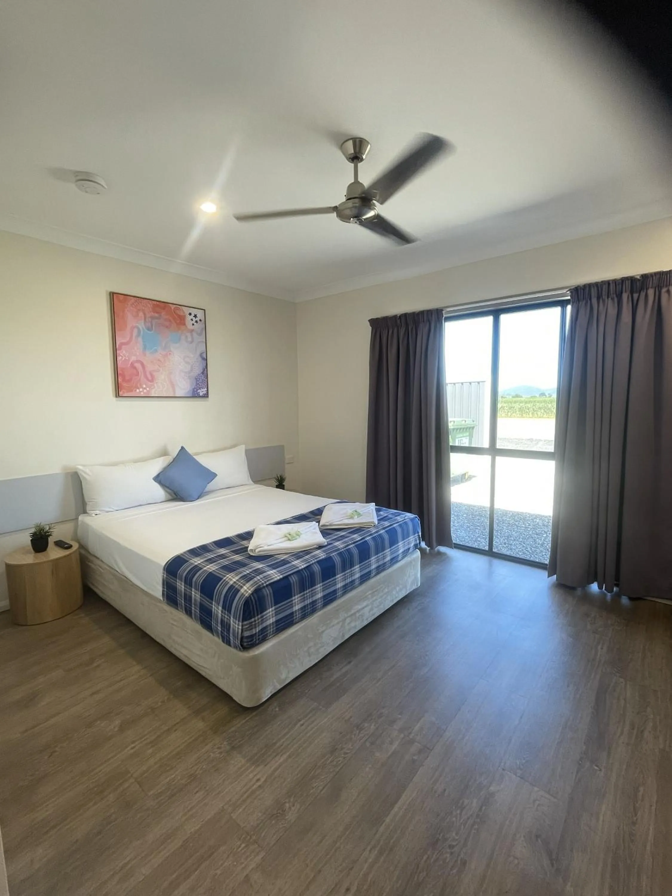 Bed in Reef Gardens Motel