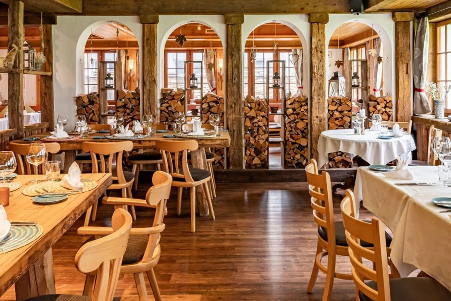 Restaurant/places to eat in Hotel Pollux