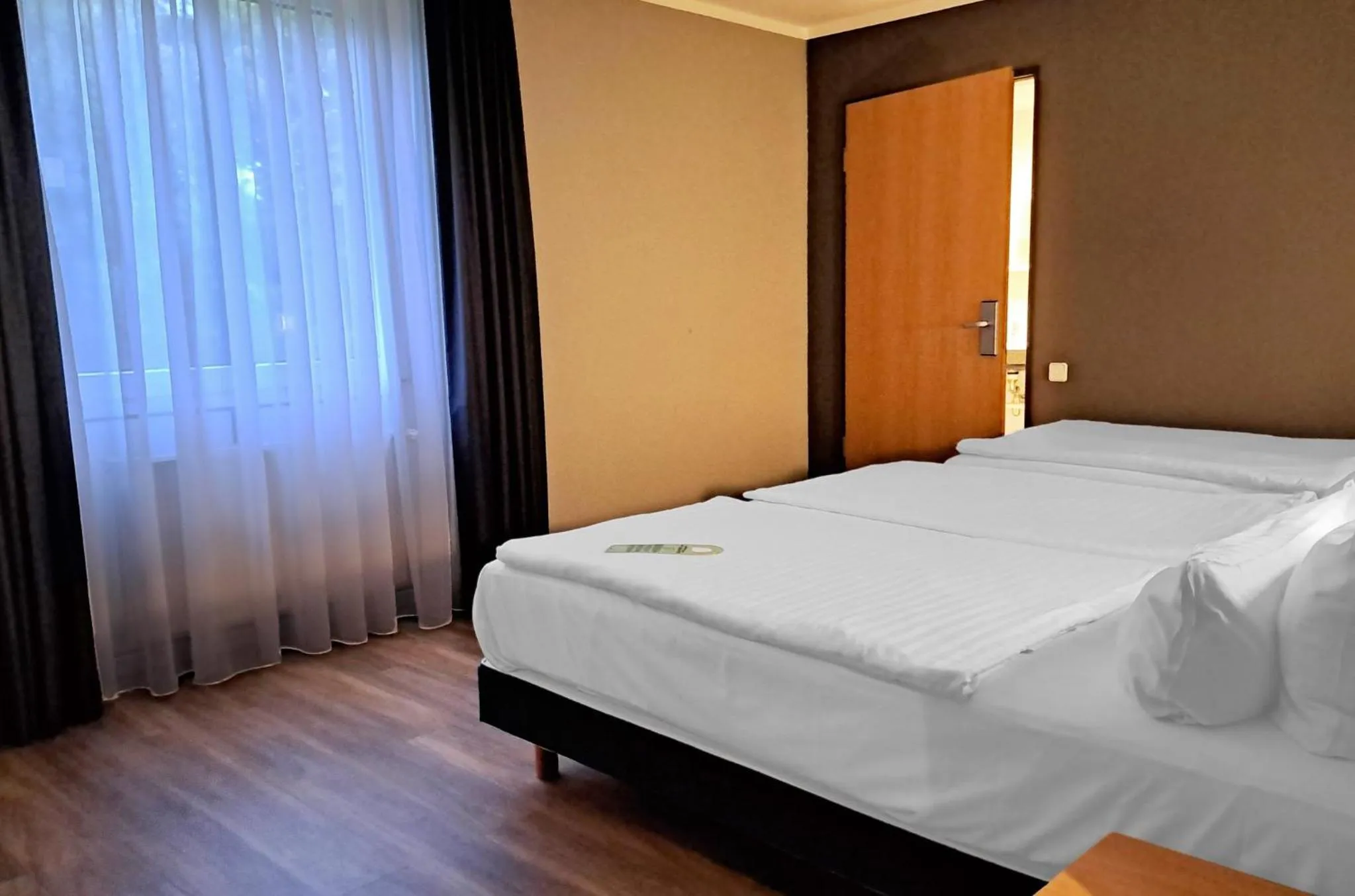 Photo of the whole room, Bed in Garner Hotel Cottbus Süd by IHG