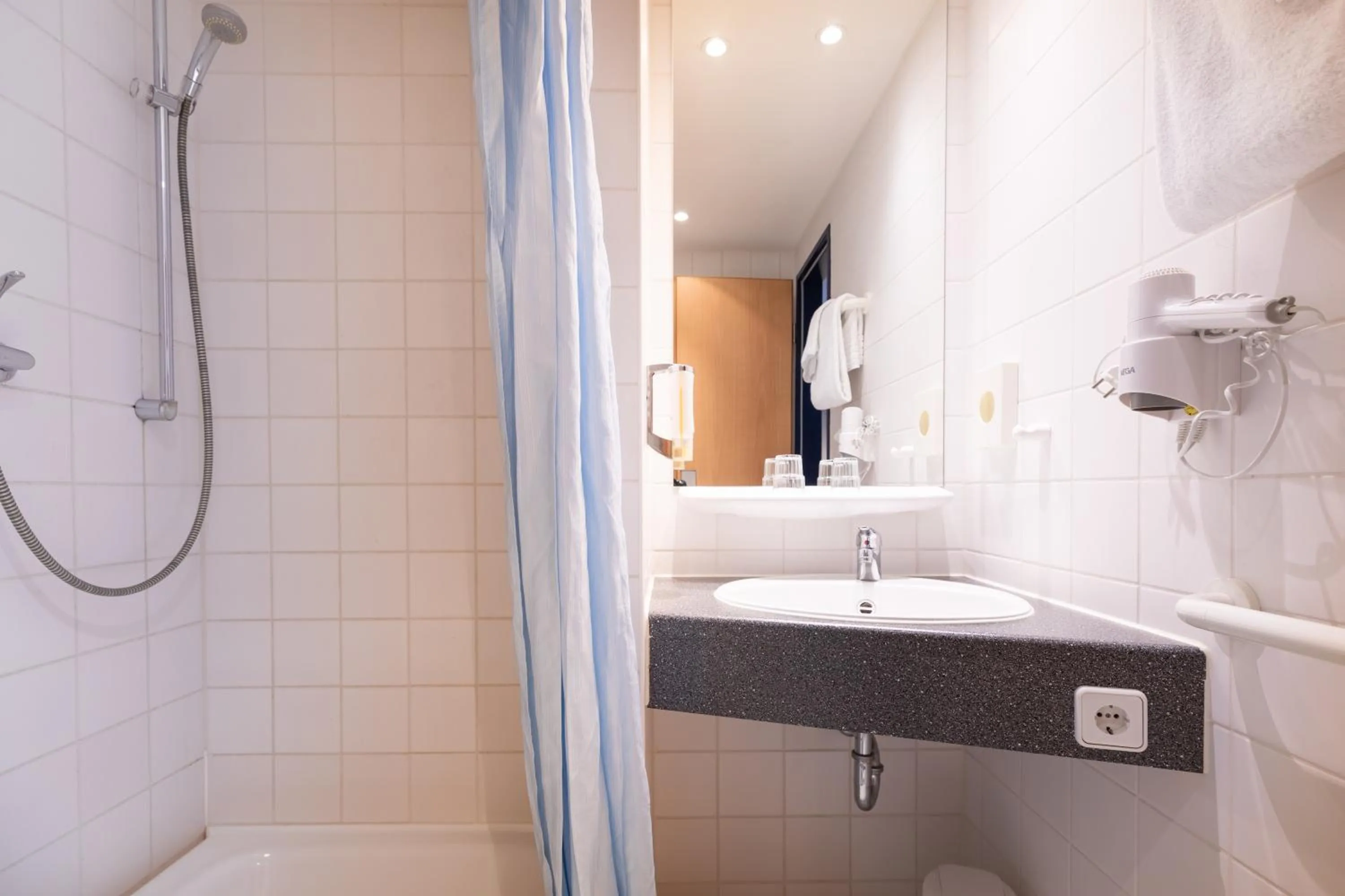 Shower in Novum Hotel Seegraben Cottbus