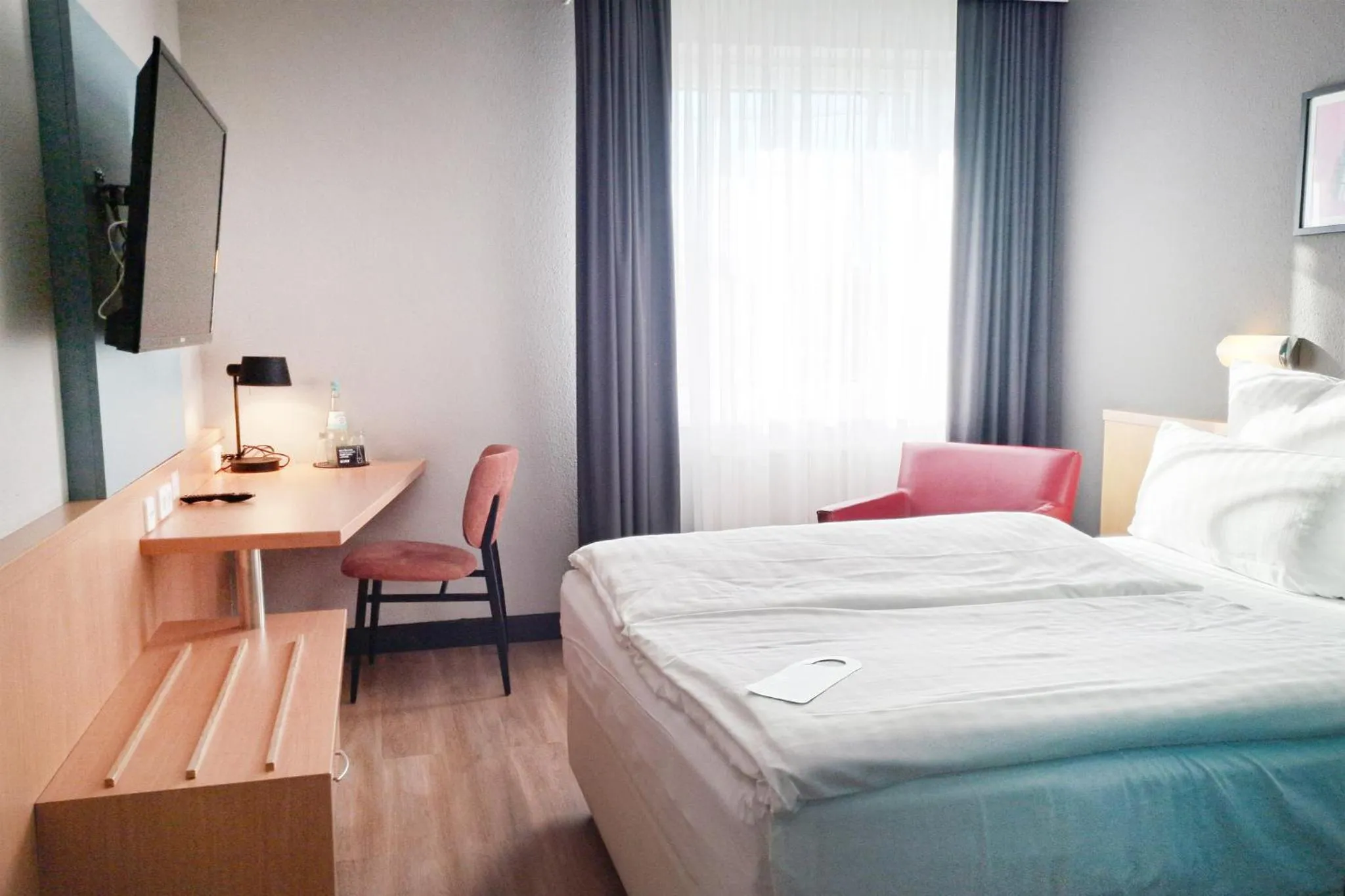 Photo of the whole room, Bed in Garner Hotel Cottbus Süd by IHG