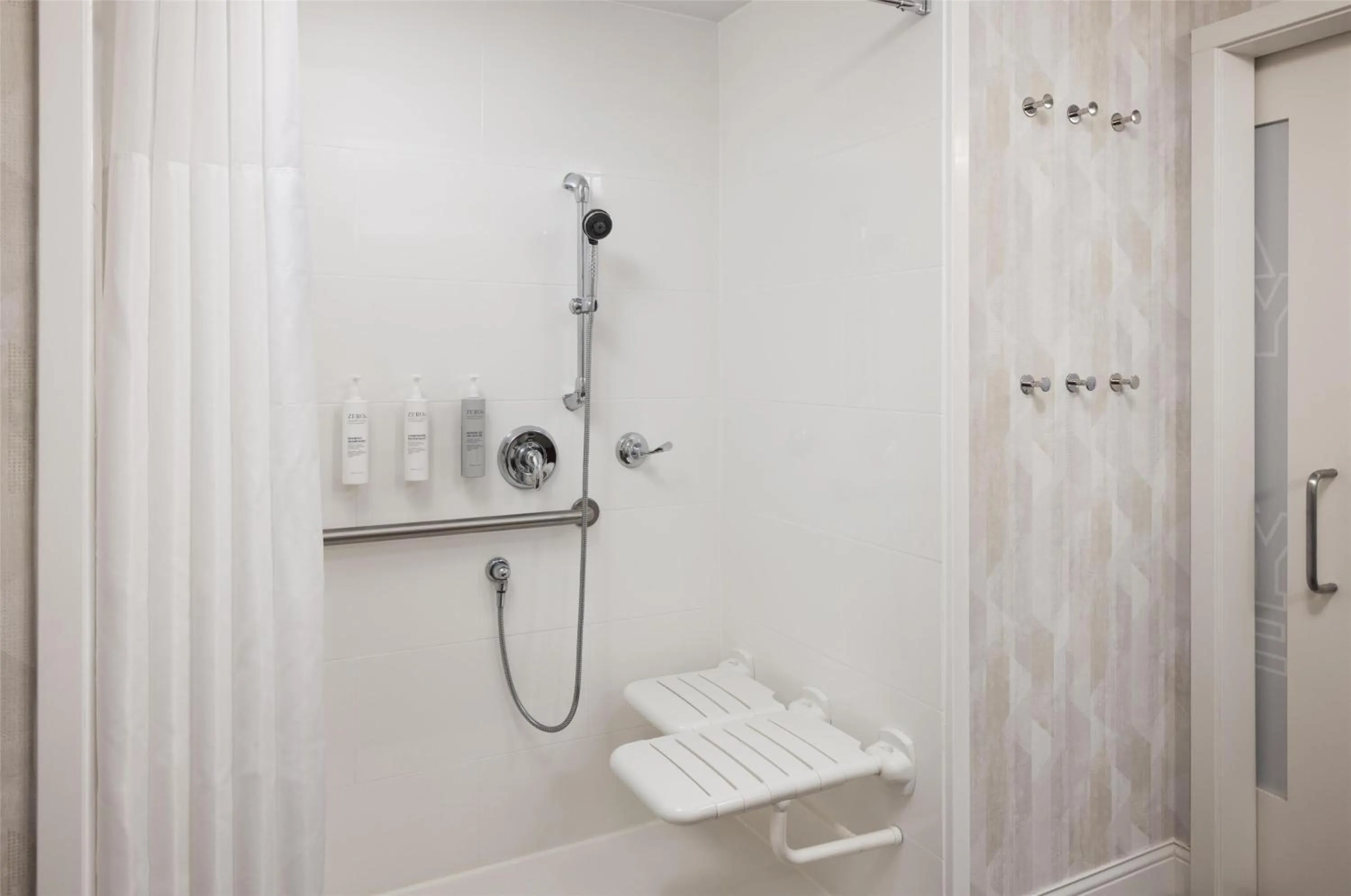 Bathroom in Hampton Inn Minneapolis-Roseville,MN