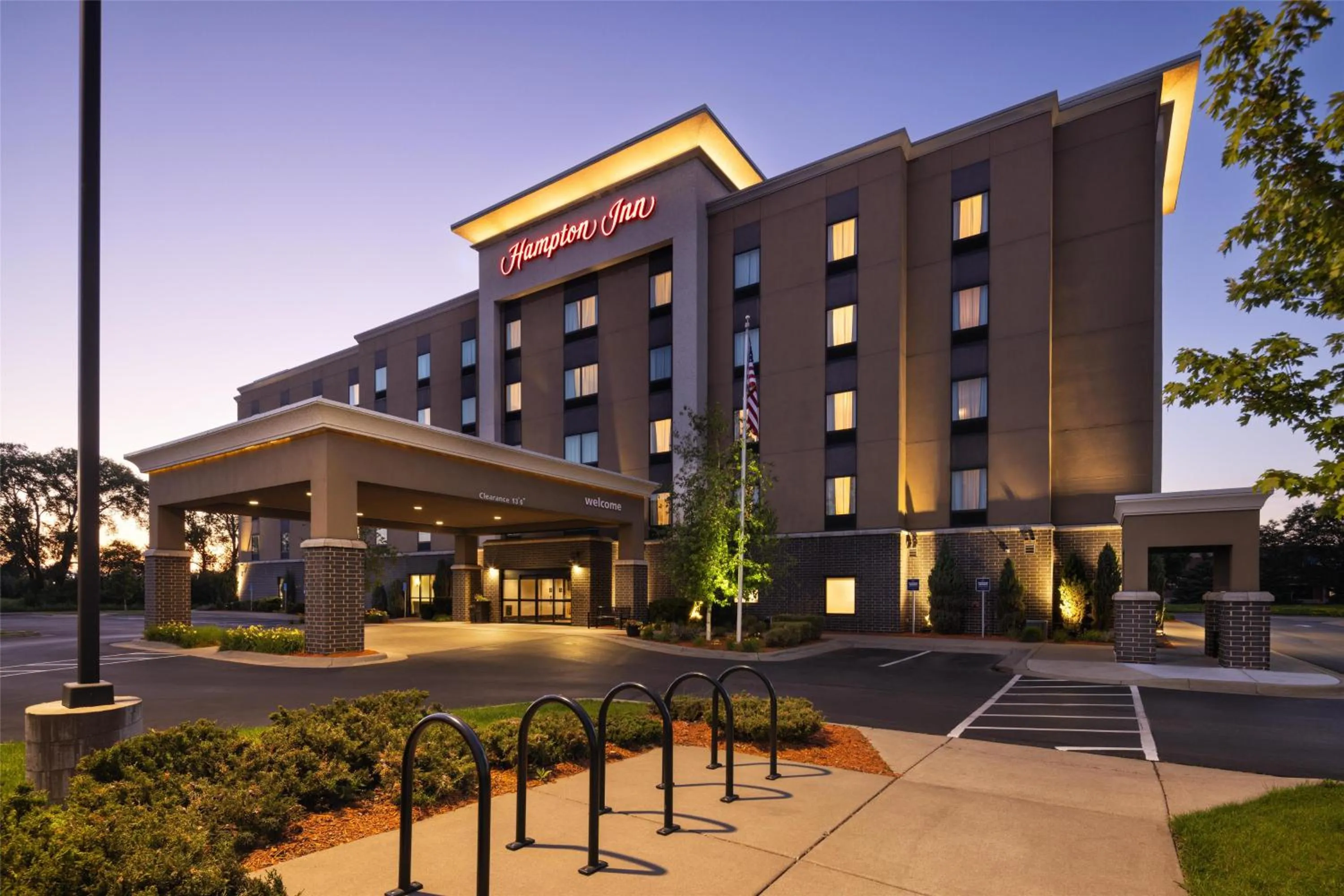 Property building in Hampton Inn Minneapolis-Roseville,MN