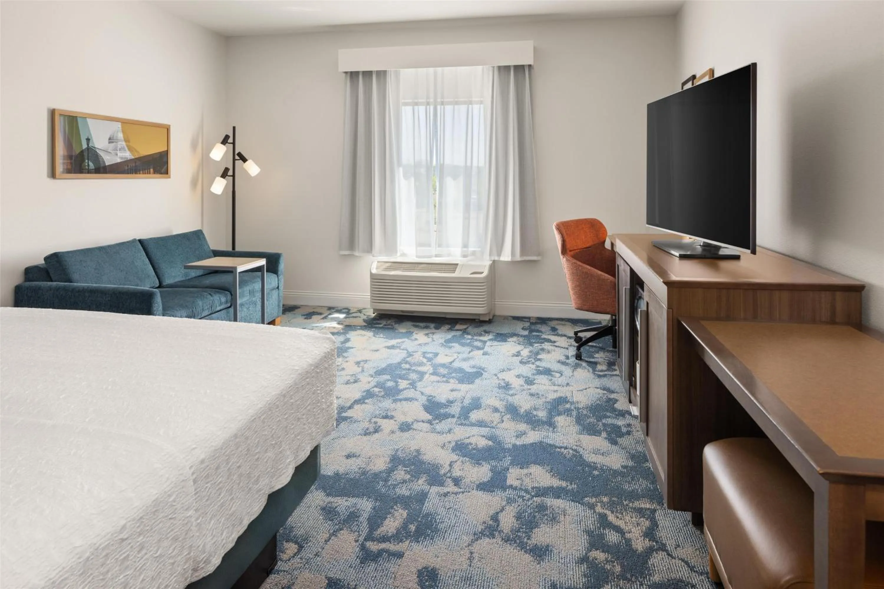 Living room, Bed in Hampton Inn Minneapolis-Roseville,MN