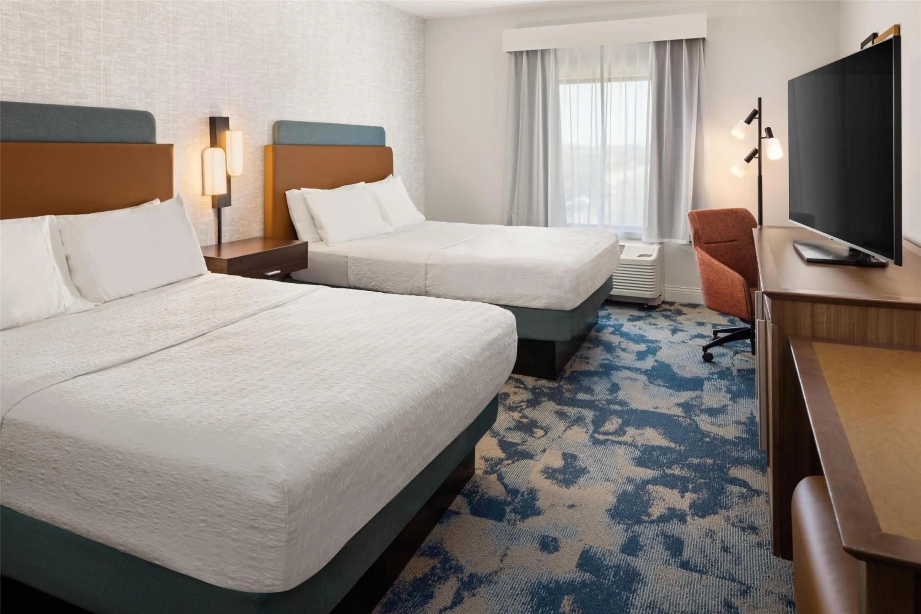 Bed in Hampton Inn Minneapolis-Roseville,MN