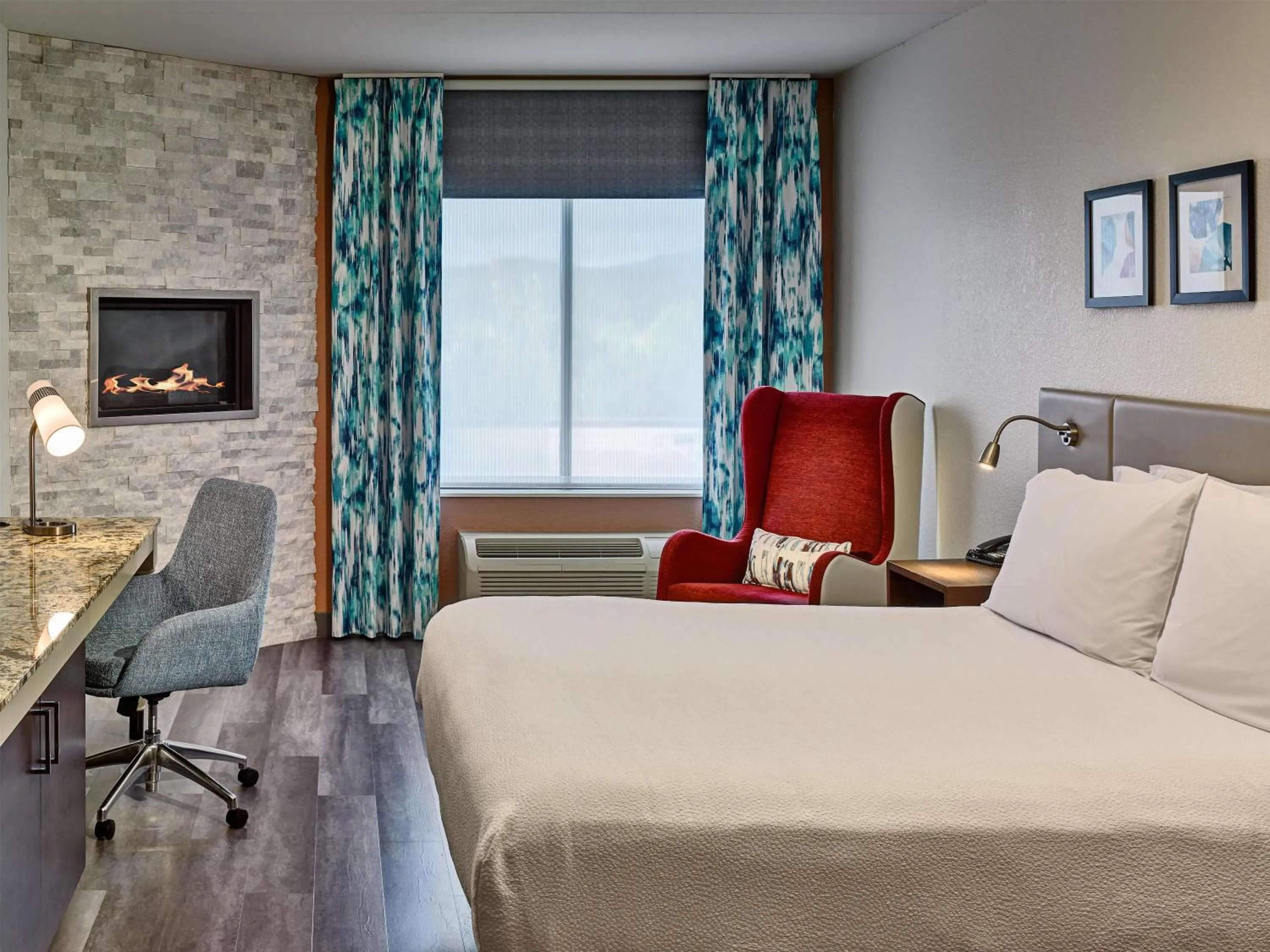 Bed in Hilton Garden Inn Pigeon Forge