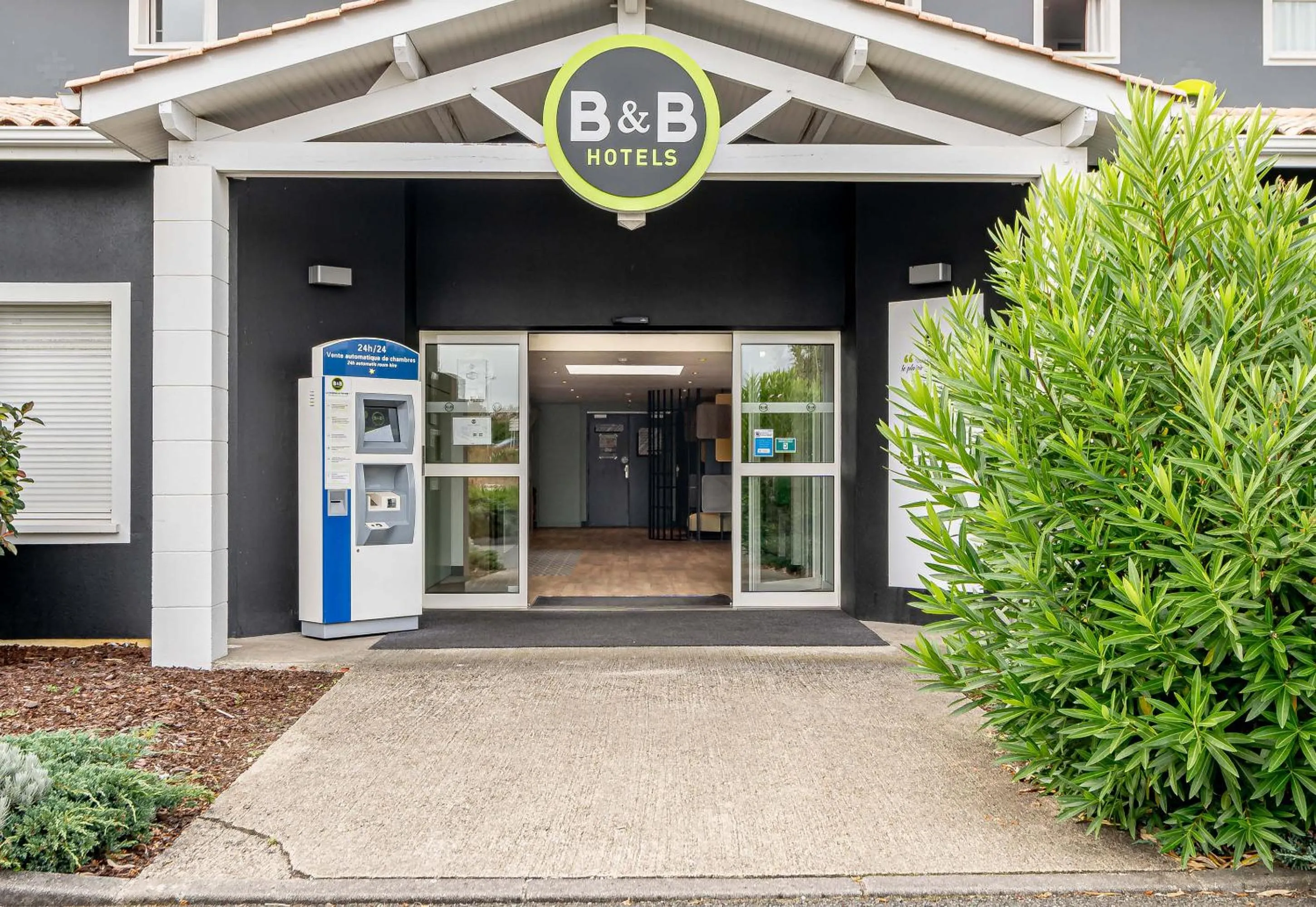 Facade/entrance in B&B HOTEL Bordeaux Mérignac Aéroport