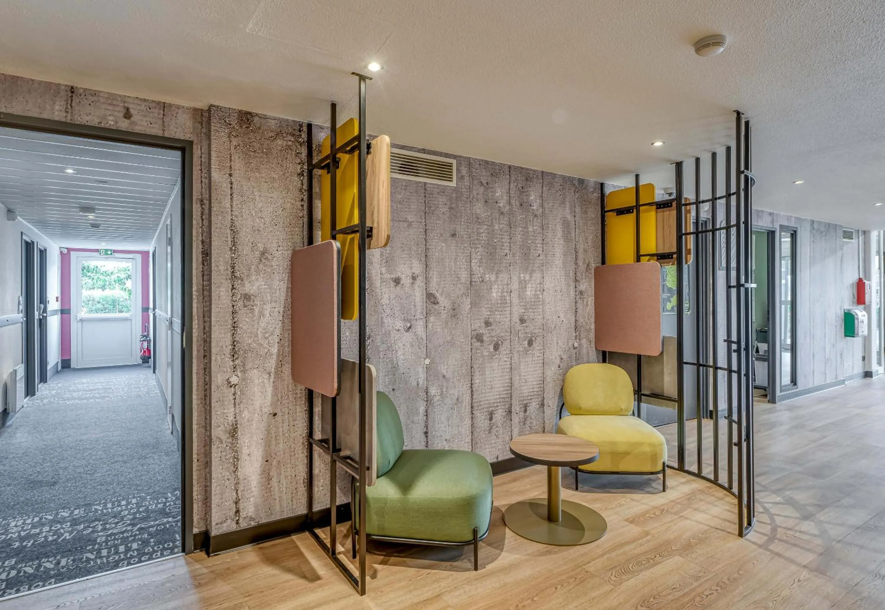 Seating area in B&B HOTEL Bordeaux Mérignac Aéroport