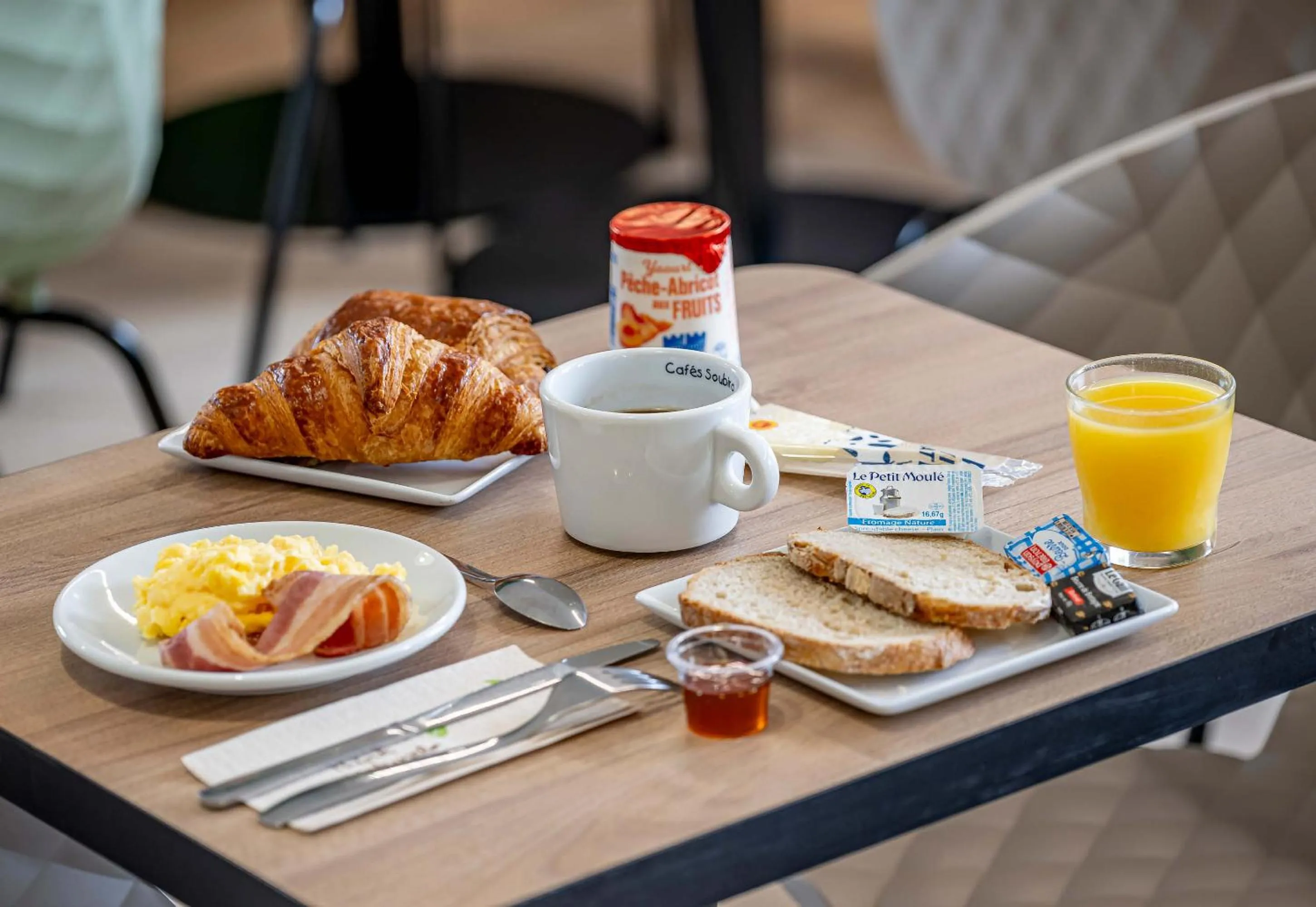 Breakfast in B&B HOTEL Bordeaux Mérignac Aéroport
