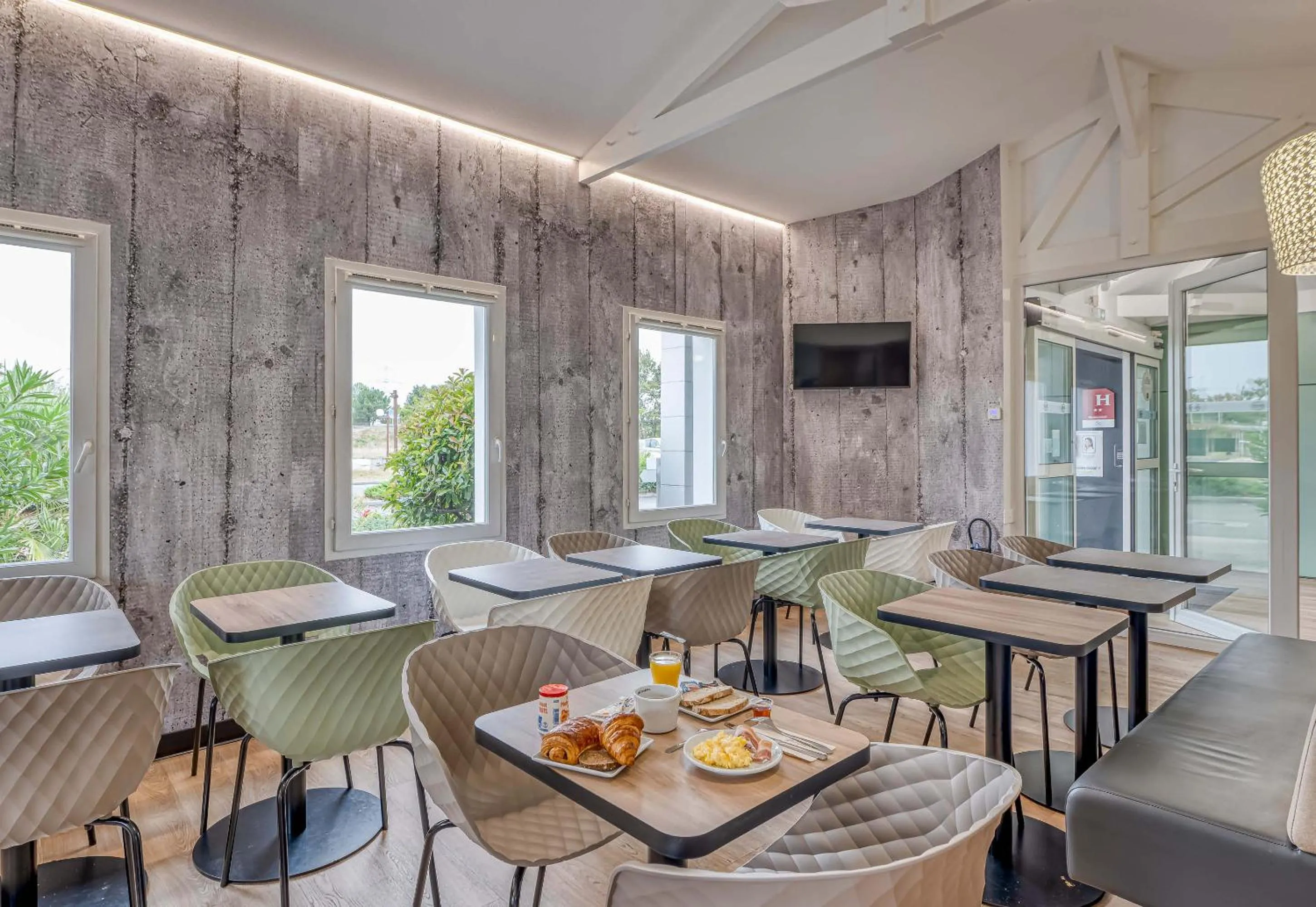 Restaurant/places to eat in B&B HOTEL Bordeaux Mérignac Aéroport