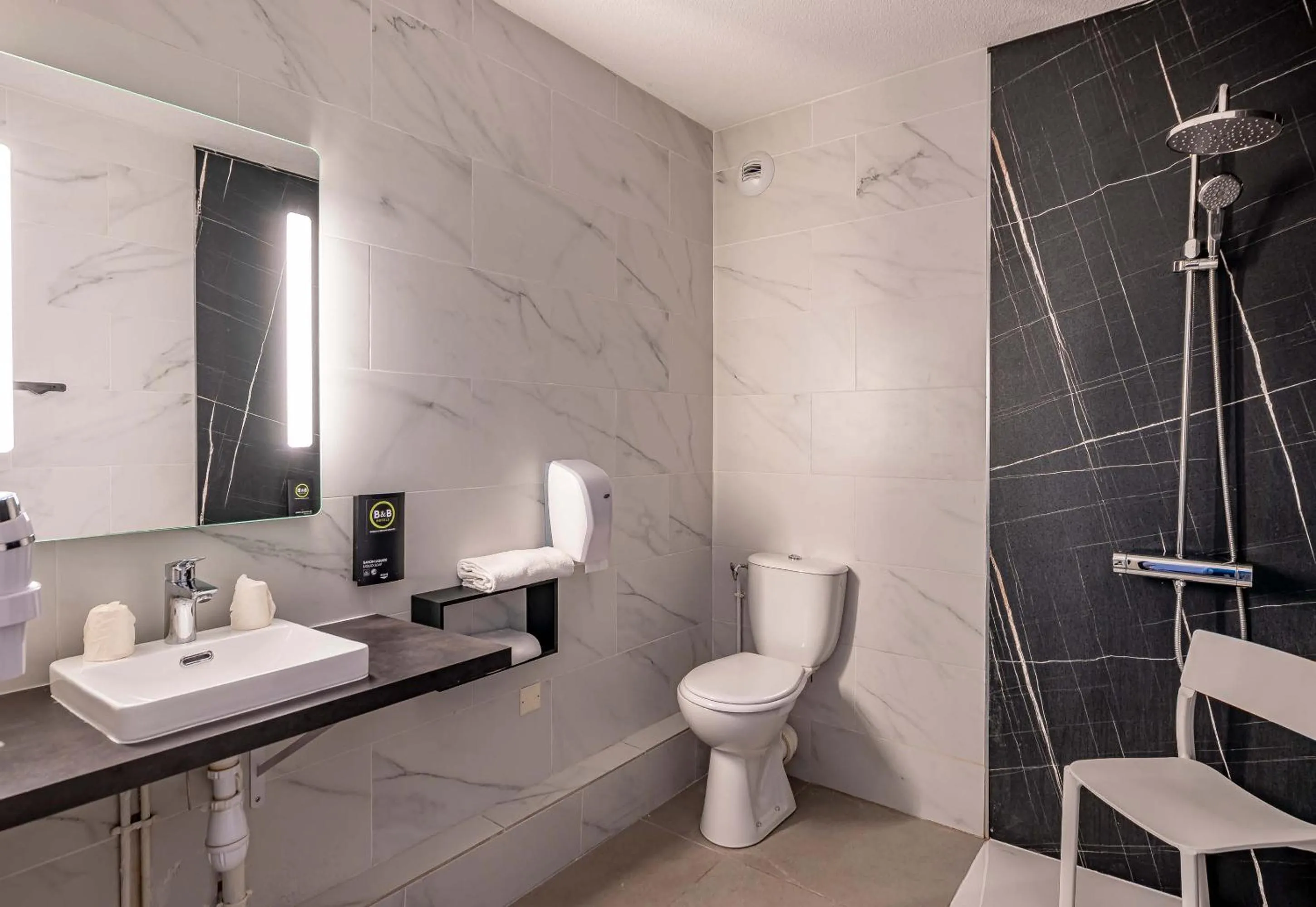 Bathroom in B&B HOTEL Bordeaux Mérignac Aéroport