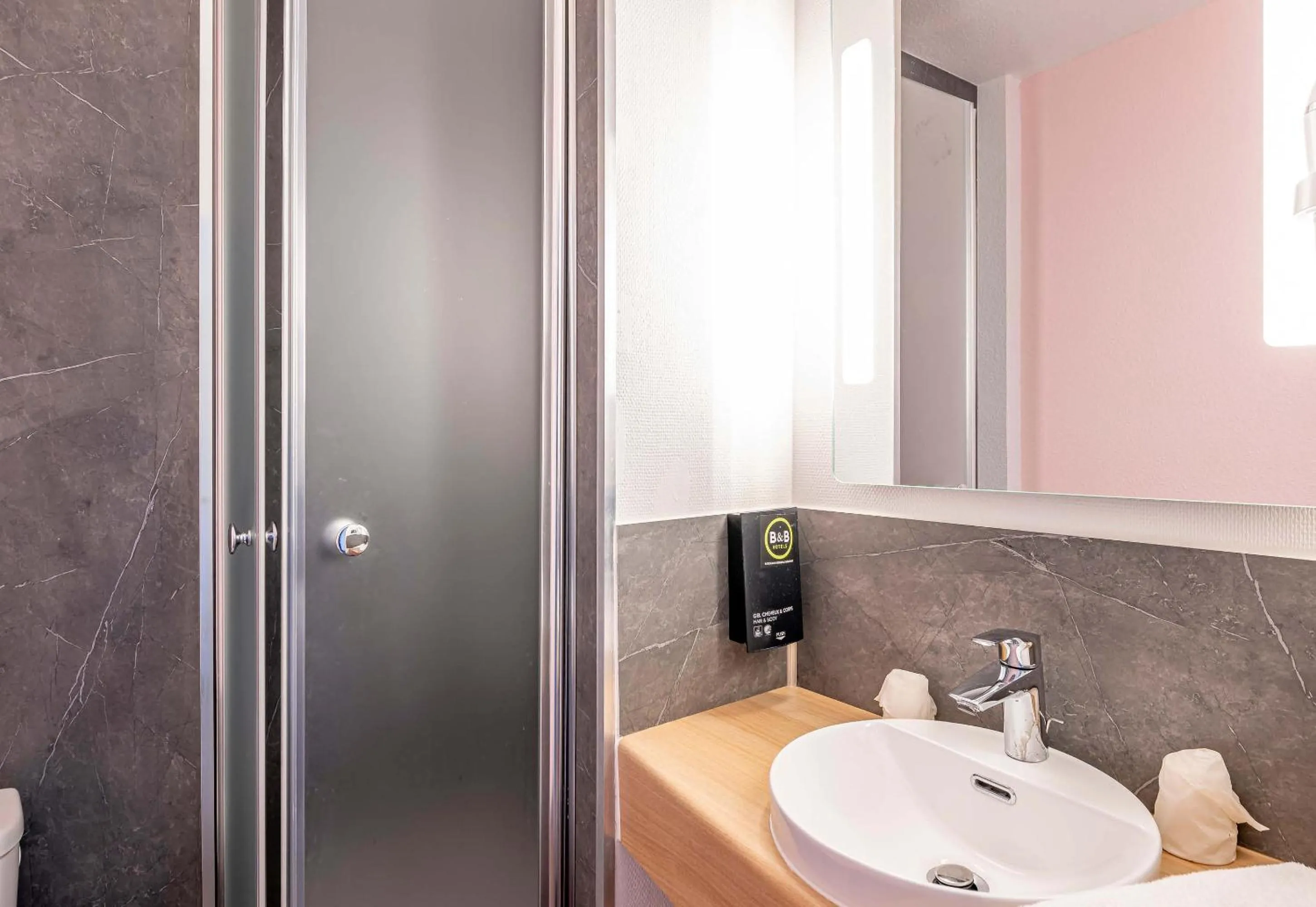 Bathroom in B&B HOTEL Bordeaux Mérignac Aéroport