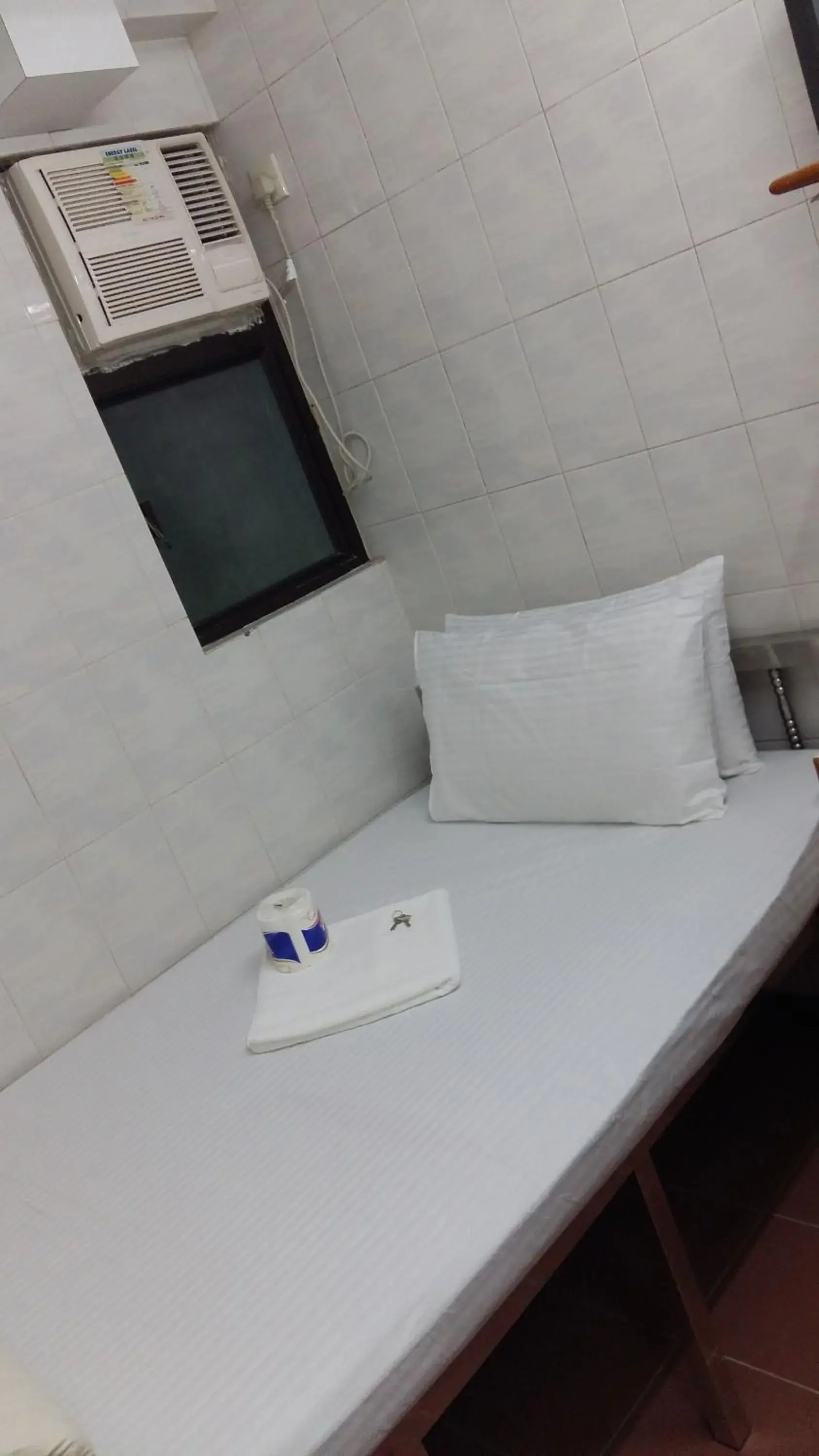 Single Room with Shared Toilet in New Yan Yan Guest House reception 9th floor Flat E4 E6 Single Room with Shared Toilet in New Yan Yan Guest House reception 9th floor Flat E4 E6