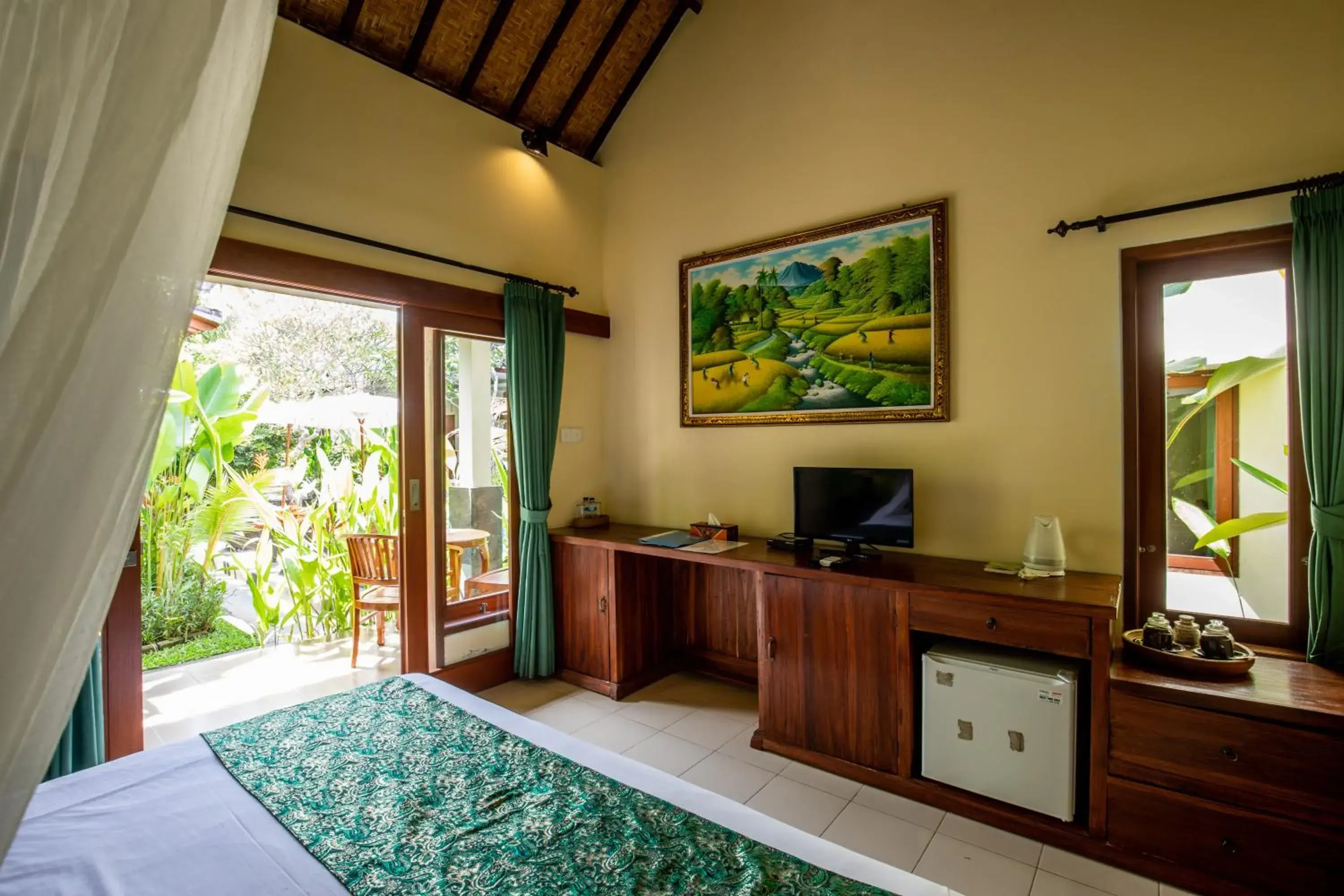 Superior Room with Bathtub and Pool View in Sisin Ubud View Superior Room with Bathtub and Pool View in Sisin Ubud View