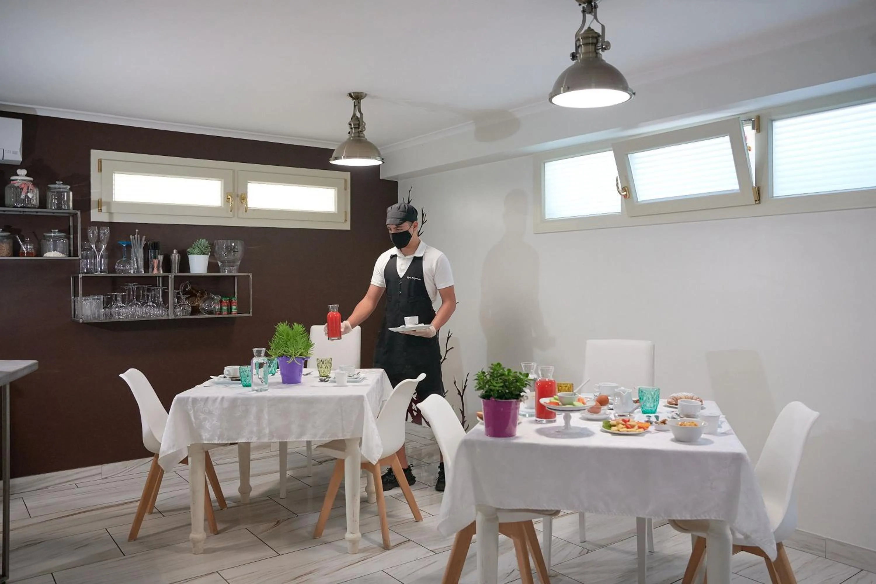 Communal lounge/ TV room in Rome Airport Inn