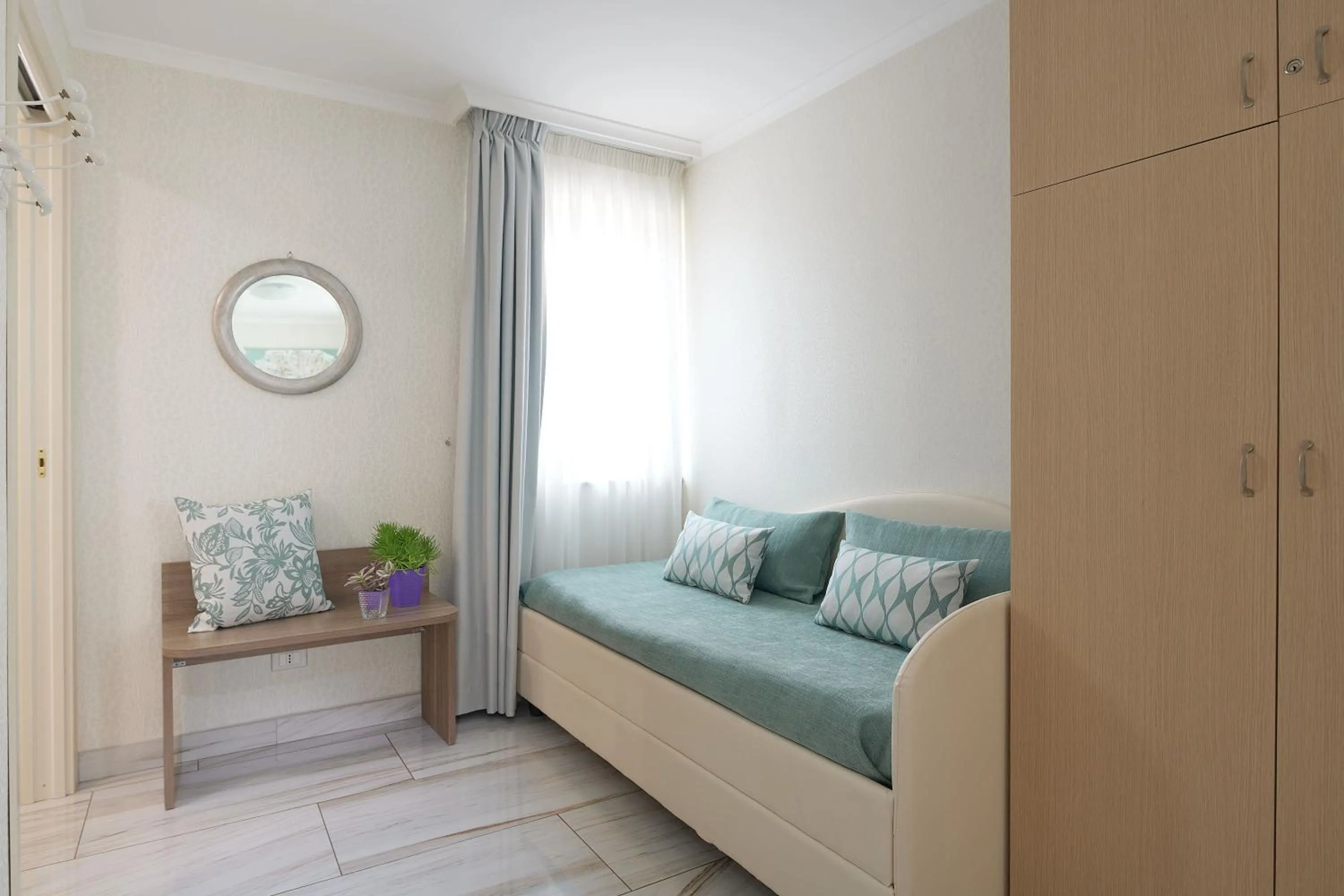 bunk bed, Bed in Rome Airport Inn