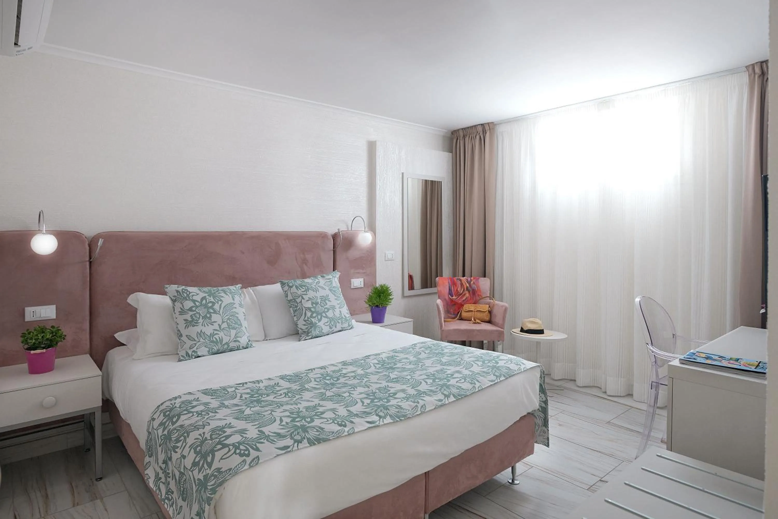 Bedroom, Bed in Rome Airport Inn