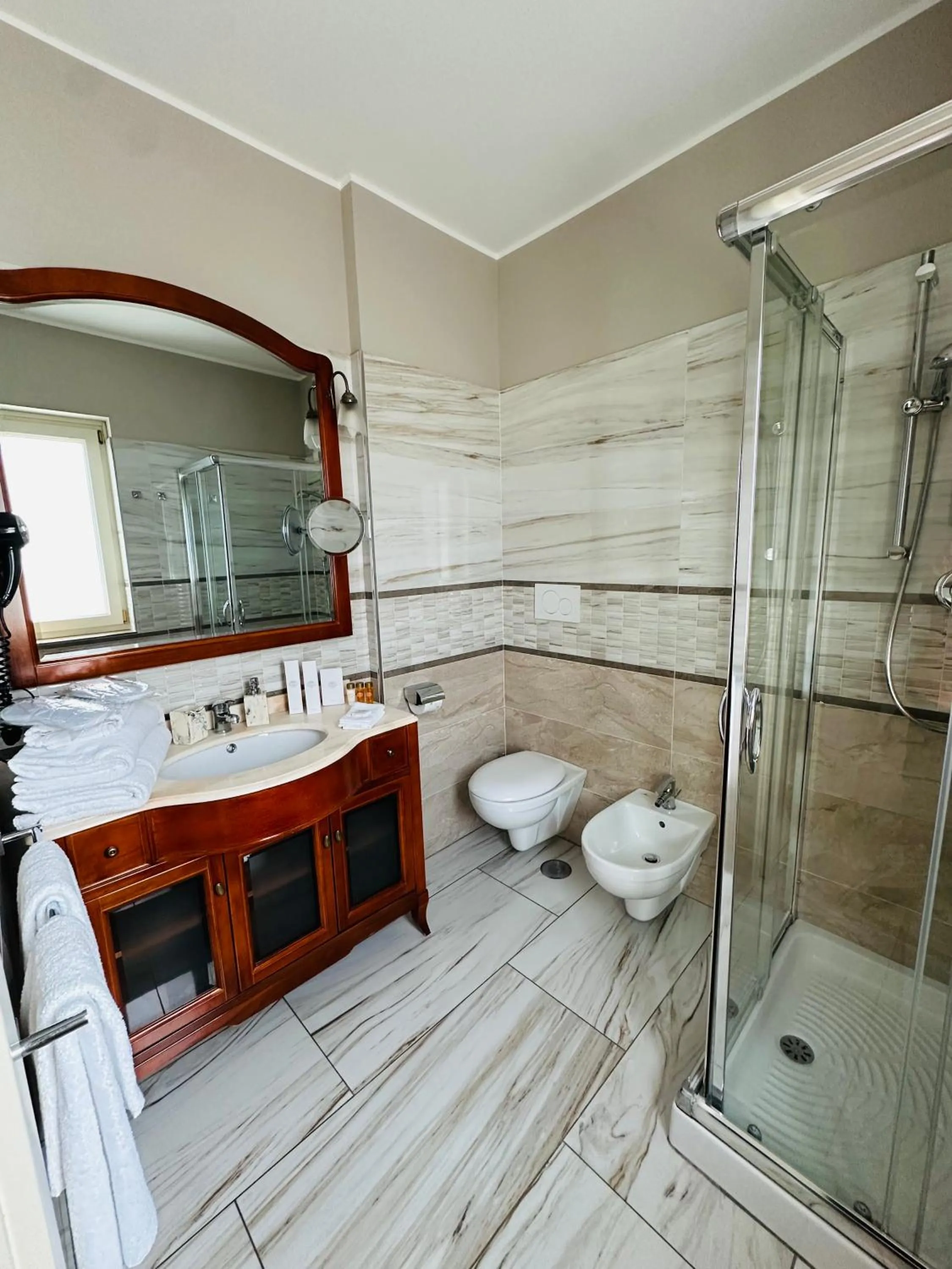 Bathroom in Rome Airport Inn