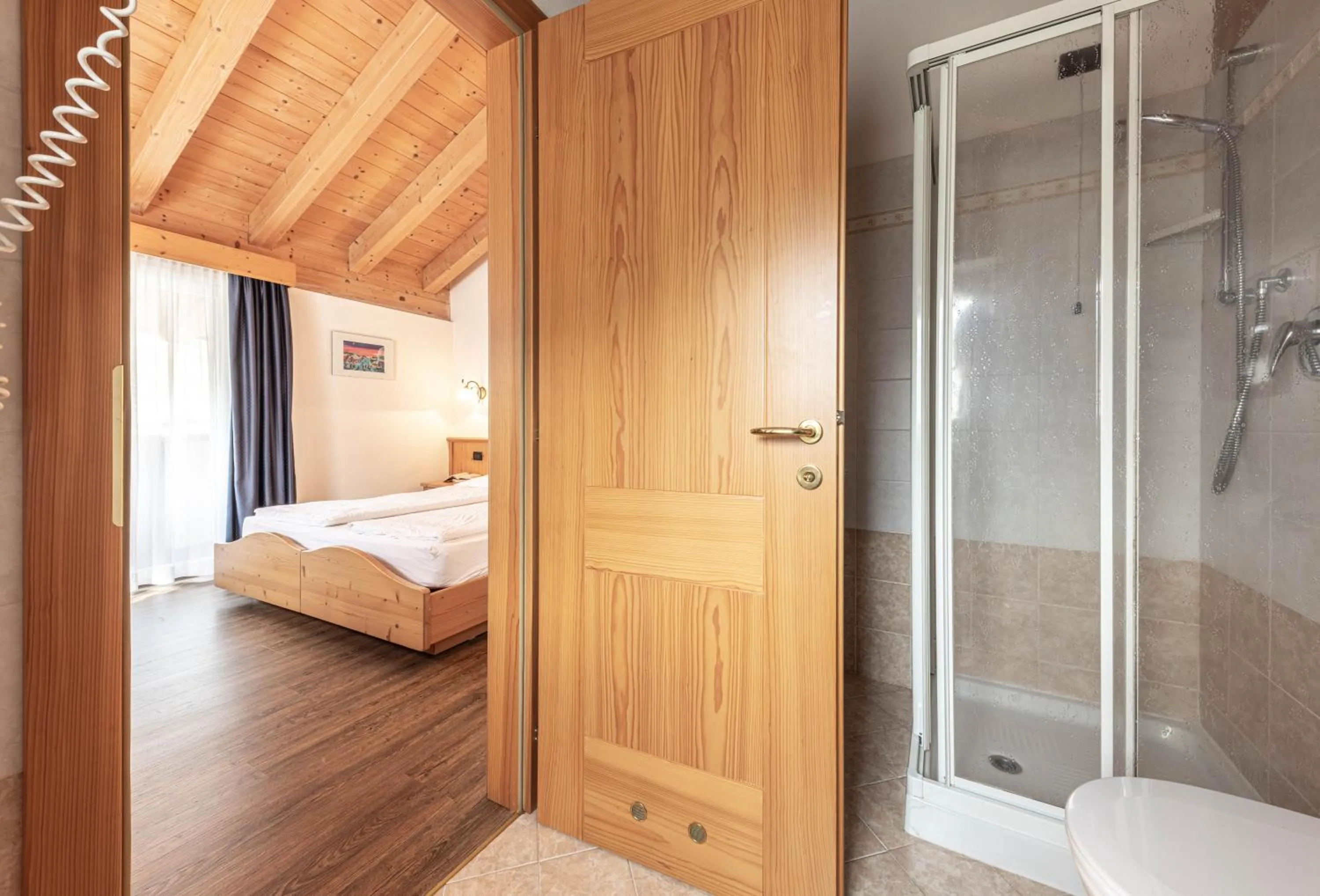 Bathroom, Bed in Hotel Siror