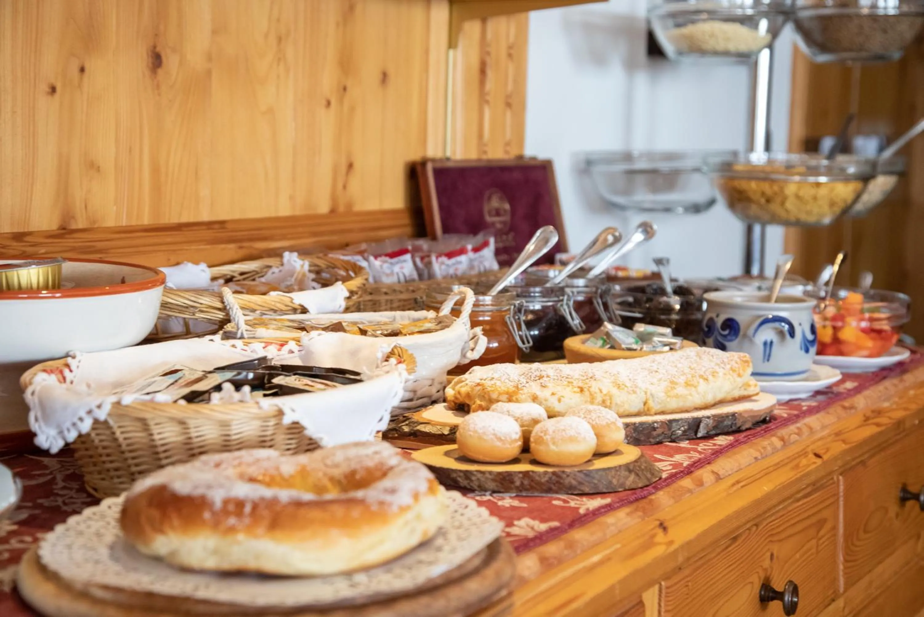 Continental breakfast in Hotel Siror