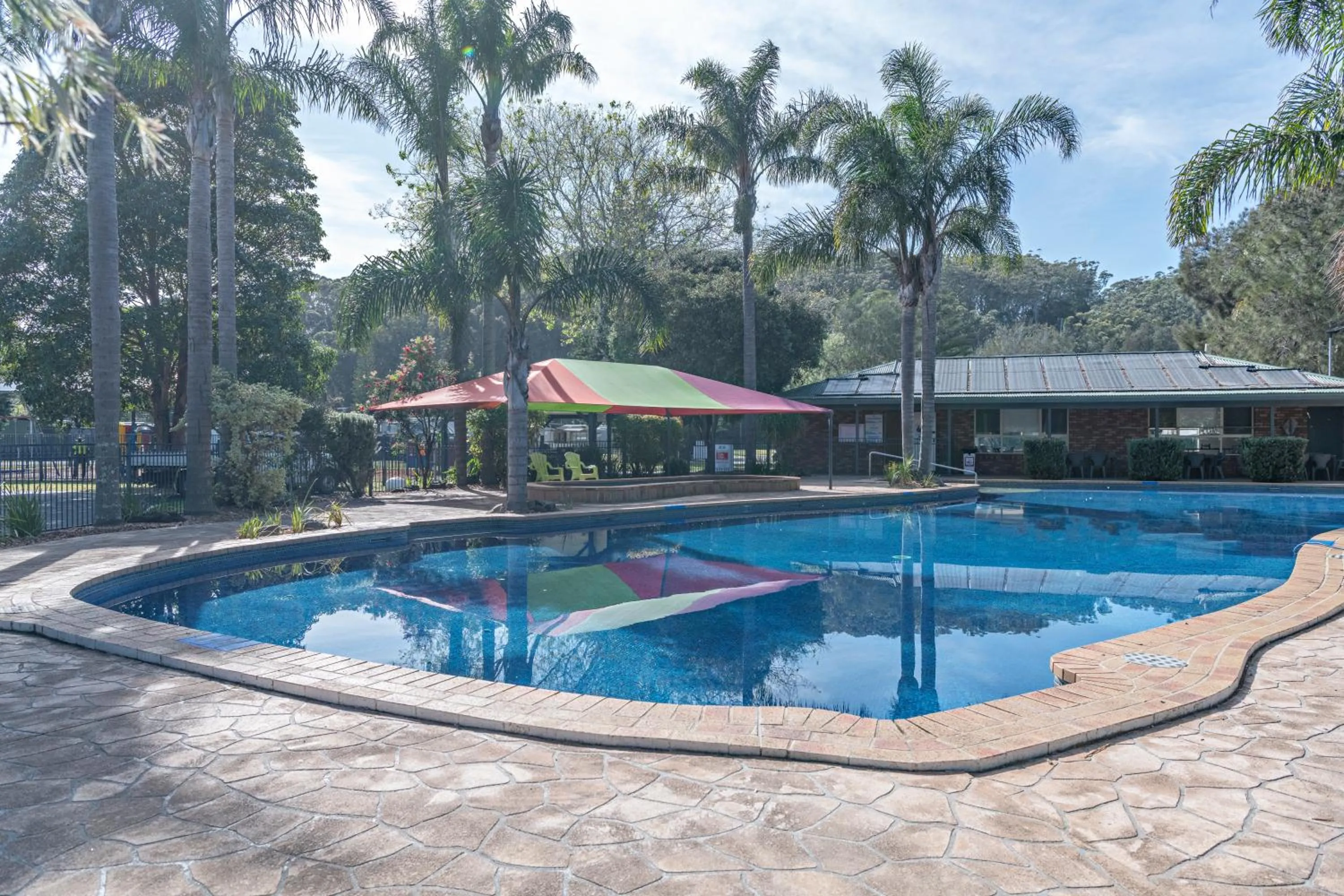 Swimming pool in Barlings Beach Holiday Park