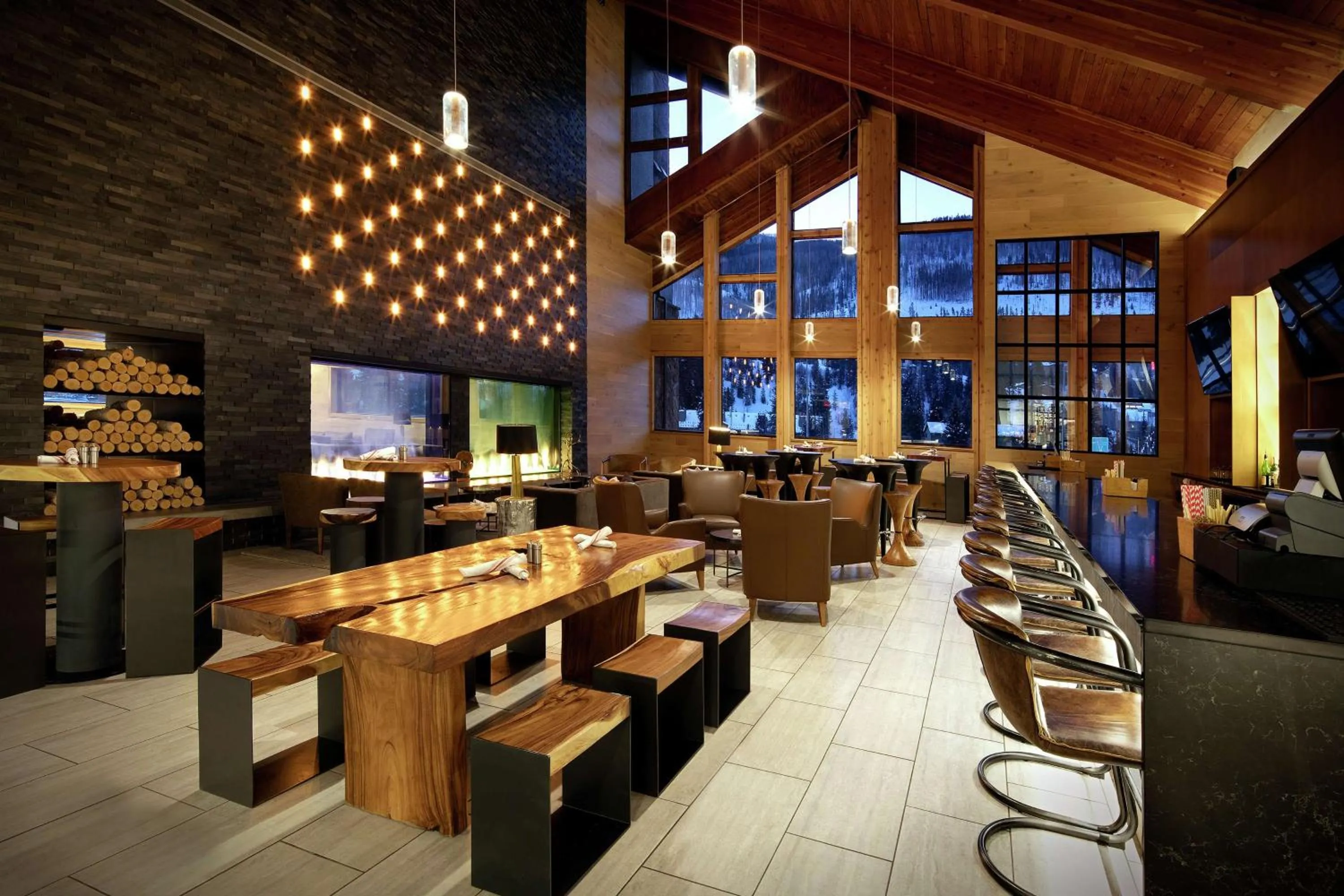 Lounge or bar in Highline Vail - a DoubleTree by Hilton