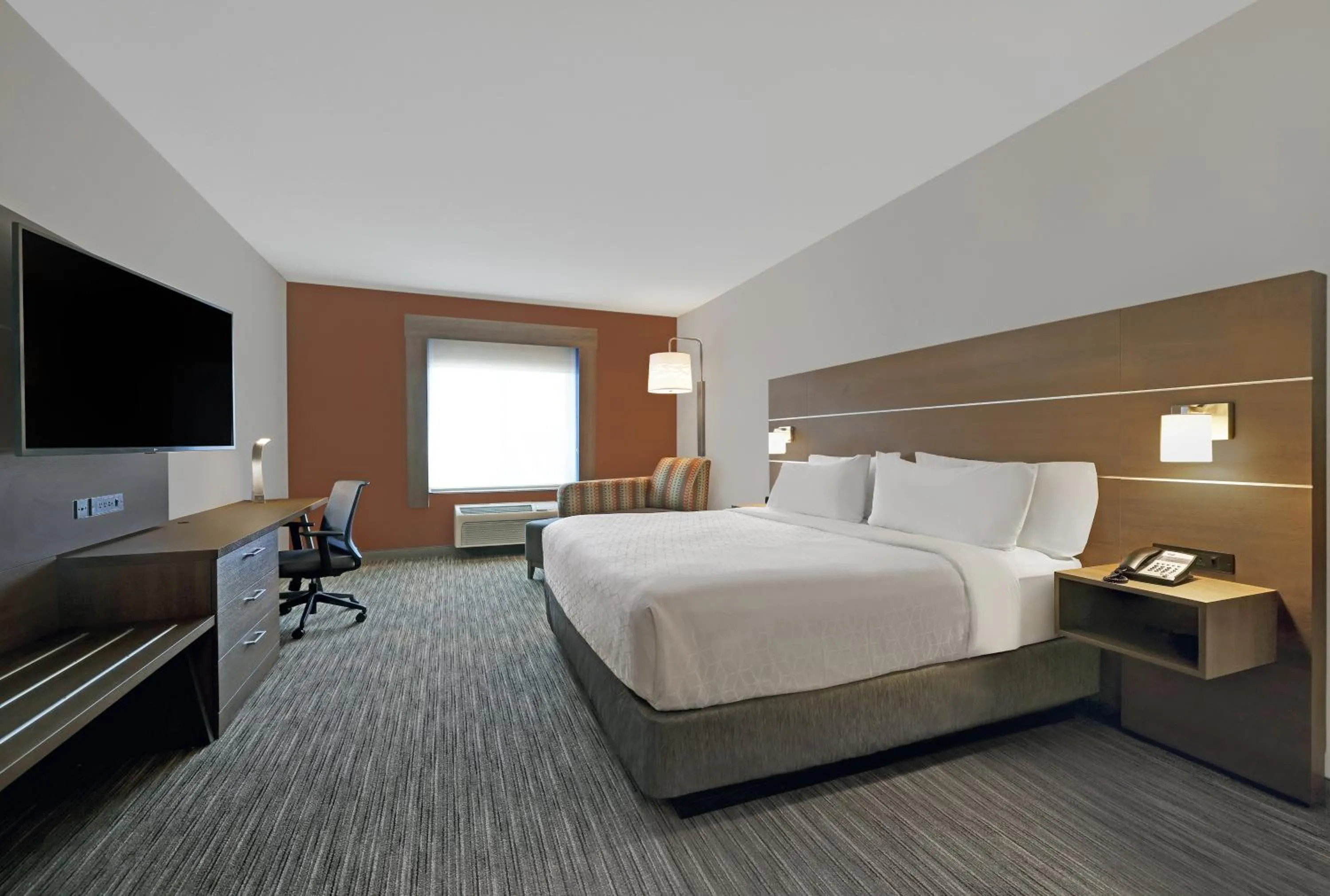 Photo of the whole room, Bed in Holiday Inn Express Newport by IHG