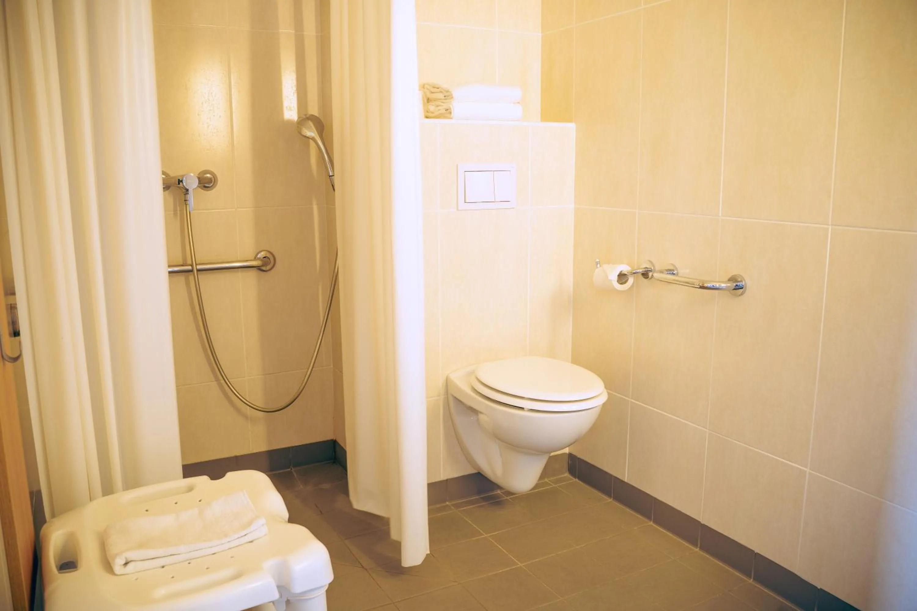 Shower in B&B HOTEL Metz Est Technopole Pôle Santé