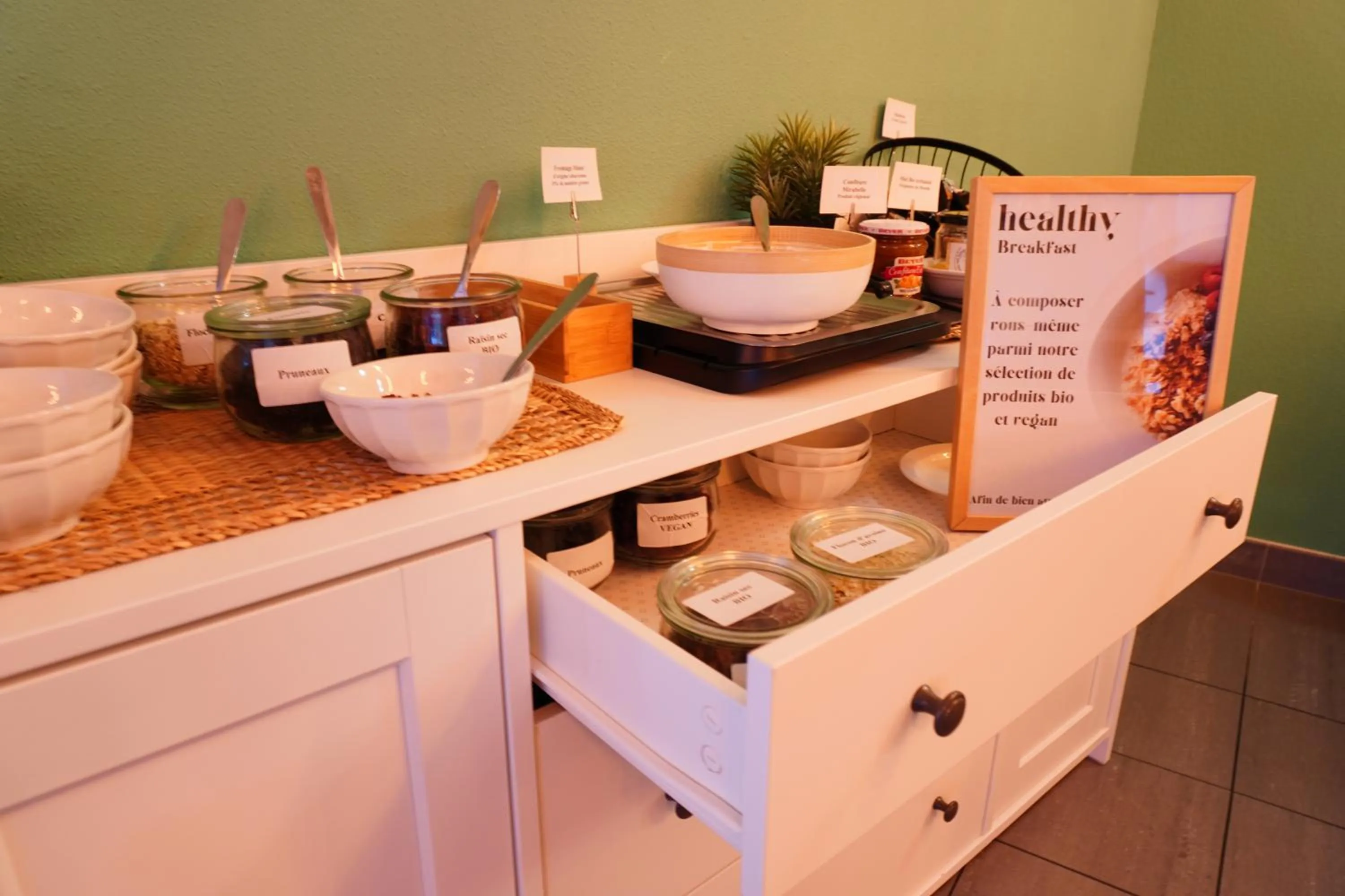 Buffet breakfast in B&B HOTEL Metz Est Technopole Pôle Santé
