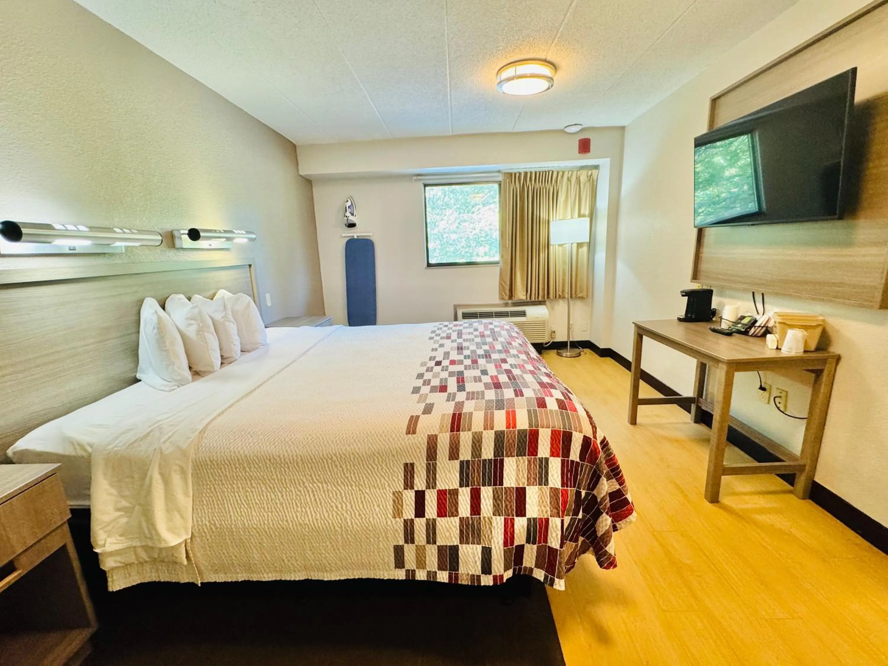 Bedroom, Bed in Red Roof Inn Milford - New Haven