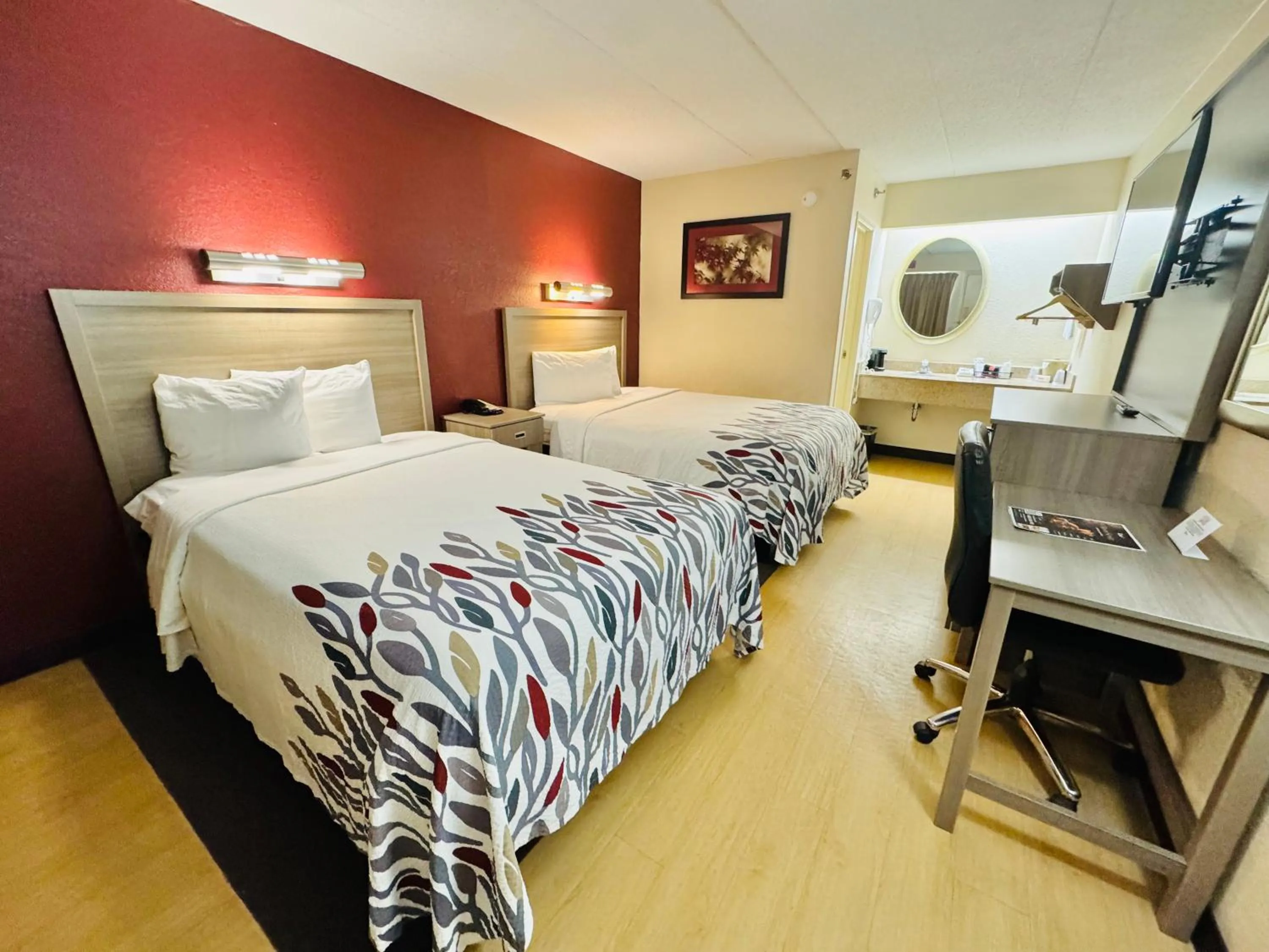 Photo of the whole room, Bed in Red Roof Inn Milford - New Haven