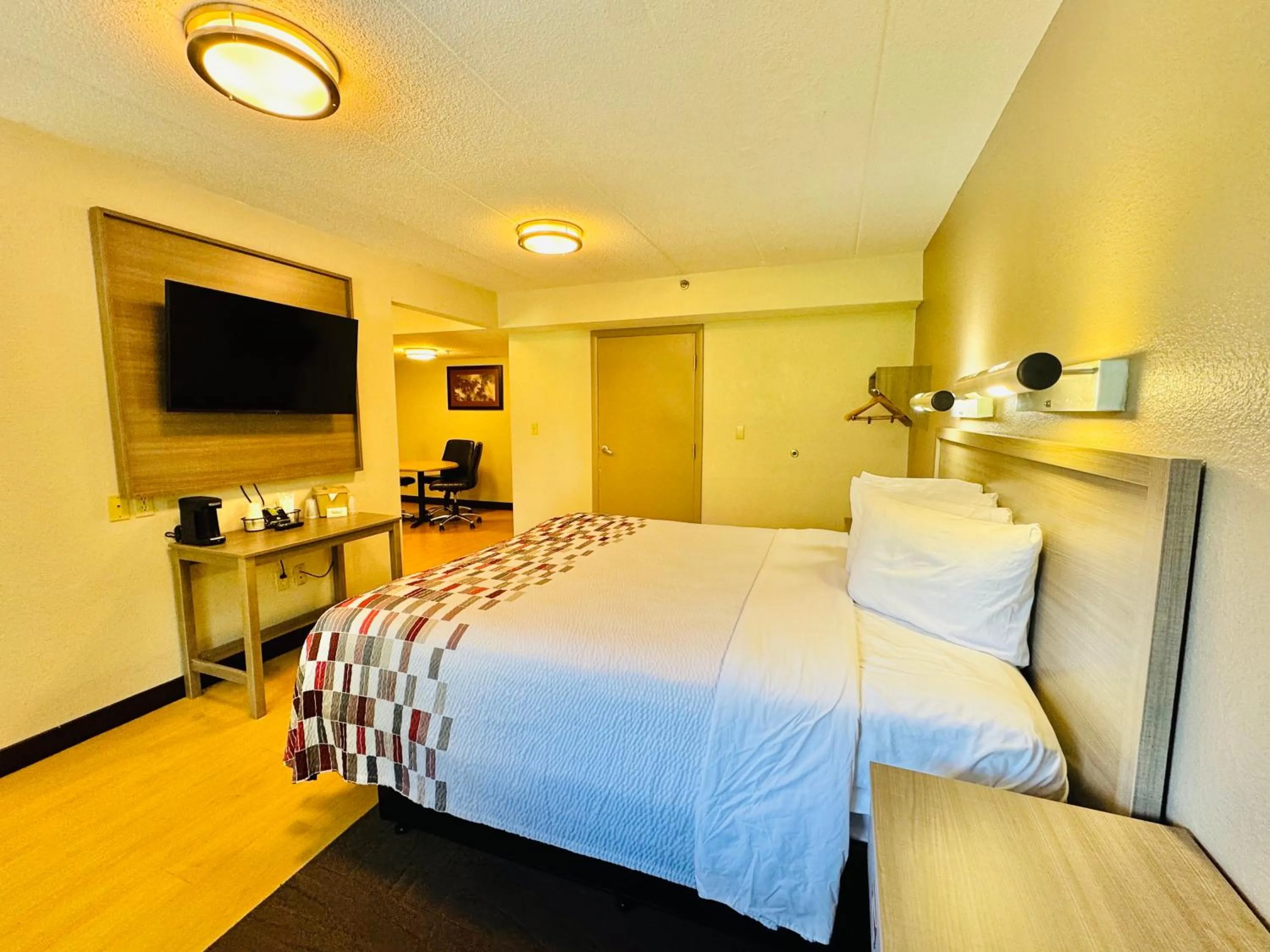 Bedroom, Bed in Red Roof Inn Milford - New Haven