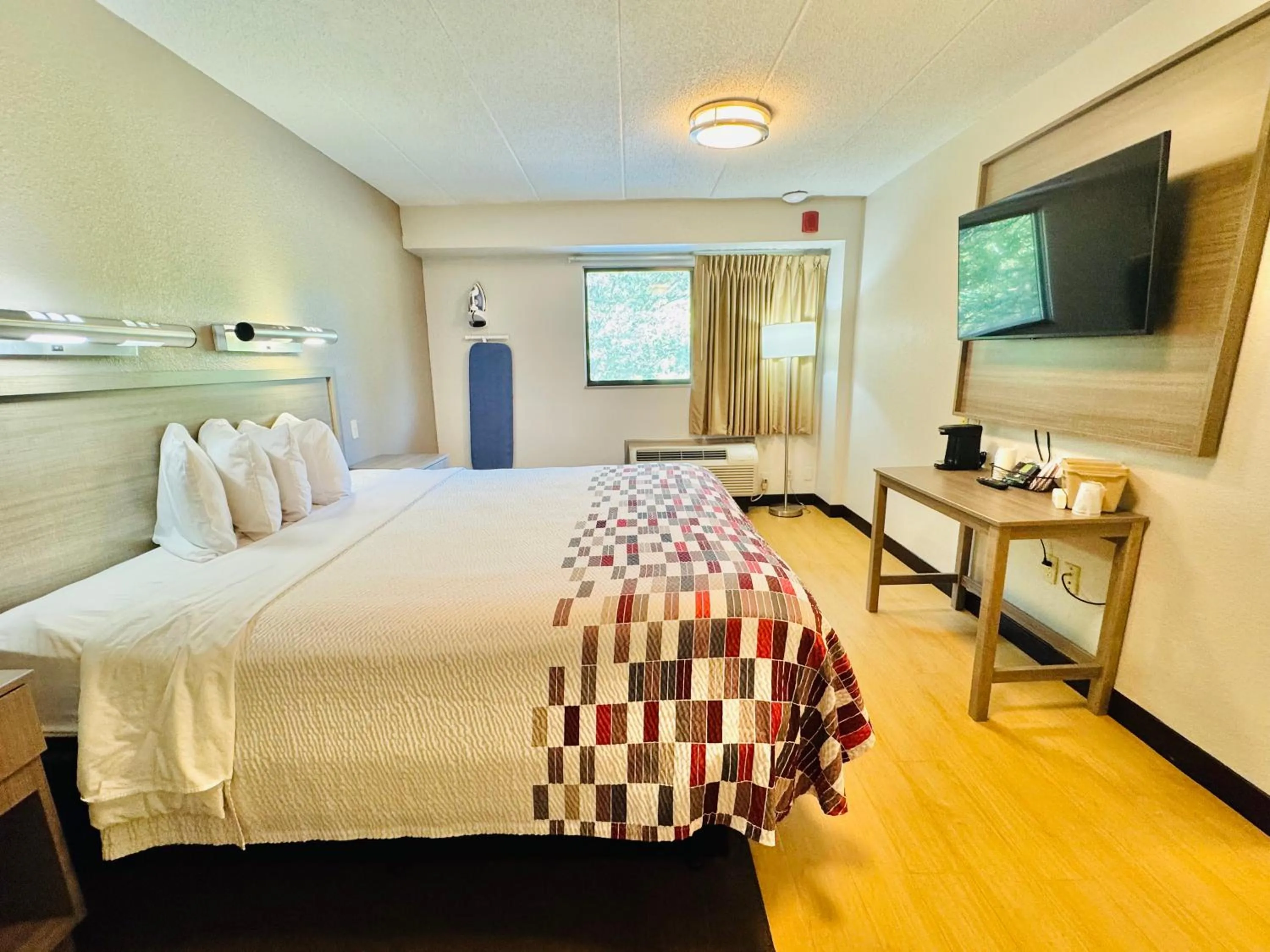 Bedroom, Bed in Red Roof Inn Milford - New Haven
